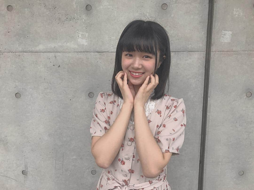 真下華穂さんのインスタグラム写真 - (真下華穂Instagram)「握手会ありがとうございました💕 今日は、昨日最終オーディション合格してから１年だったのでオーディションの服を着ました✨ ありがとうございました❕✨ #花柄ワンピース #ピンク #💕」4月29日 20時06分 - k.a.h.o.kahochan