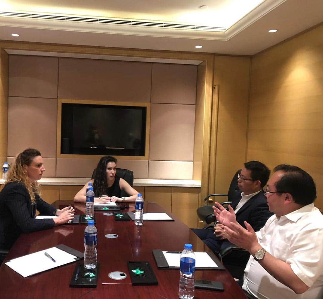 カティンカ・ホッスーさんのインスタグラム写真 - (カティンカ・ホッスーInstagram)「When I was growing up in Baja I would have never imagined that one day I’ll be having a meeting in China about possible cooperations... Life is full of opportunities if you are looking for them!  Baján felcseperedve álmodni se mertem volna, hogy egy nap majd Kínában tárgyalok potenciális együttműködésekről...Az élet tele van lehetőségekkel, ha keresed őket!  #ironlady #iron #fuzhou」4月29日 19時58分 - hosszukatinka