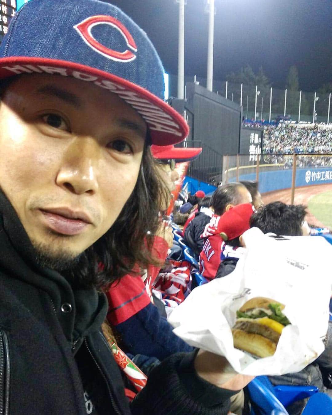 のインスタグラム：「平成最後の野球観戦！ 知人から噂に聞いたフレッシュネスバーガーと青木宣親のコラボバーガー頂きました🍔美味しかったです⚾️」