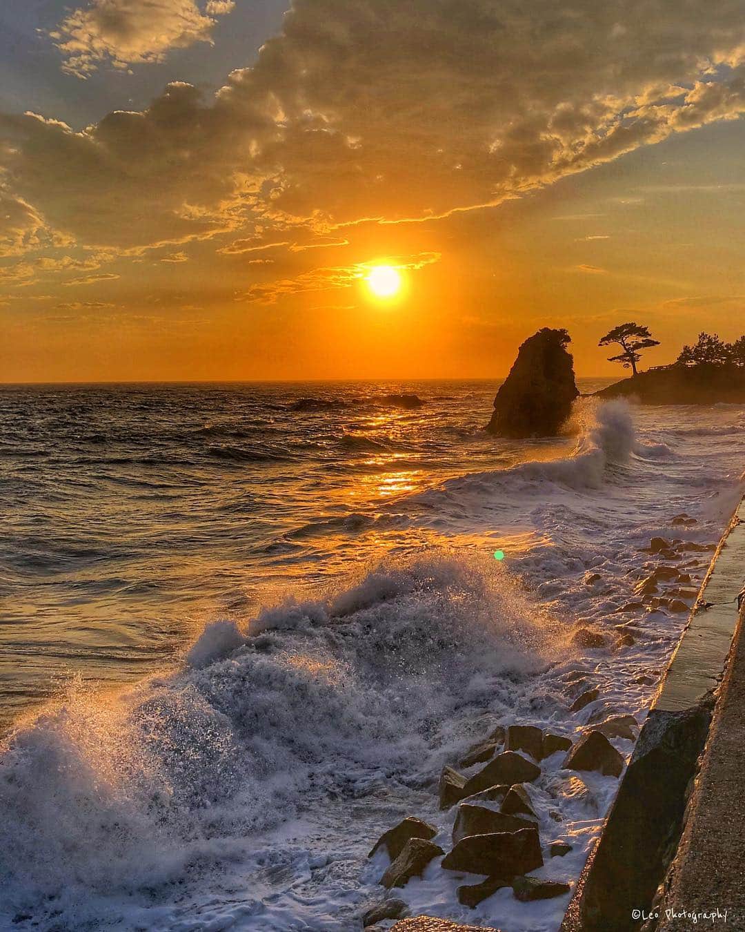 leo7000のインスタグラム：「ここ駐車場です🚗🚕🚓🚙🚌 荒波の立石公園‼️🌅🌊 週末は観光客で混み合う駐車場ですが、荒波の日はガラガラです👍🏻 度胸ある方はこの位置で夕景を楽しんで下さい(笑) IG皆さん、素敵な連休を~♪😊👋🏻 🍺🍺✨」