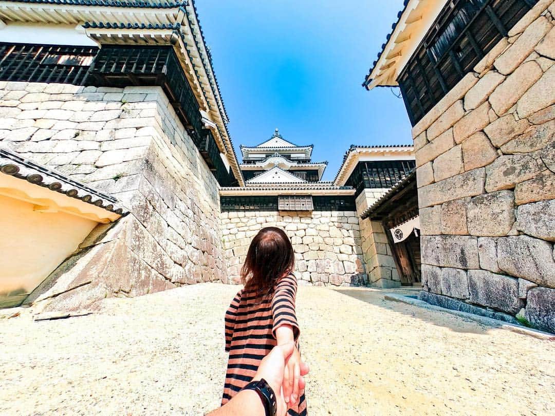 GoProさんのインスタグラム写真 - (GoProInstagram)「親子で天守閣に向かって #FollowMeTo 🏯 📷 @uruma_428 ・ #GoProTravelJapan チャレンジ開催中。 #GoProHERO7 Blackや様々なアクセサリーをゲットできるチャンスをお見逃しなく！ ・ ・ ・ #GoPro #GoProJP #TripOn #TravelJapan #親子 #松山城 #城 #Castle」4月29日 20時07分 - goprojp