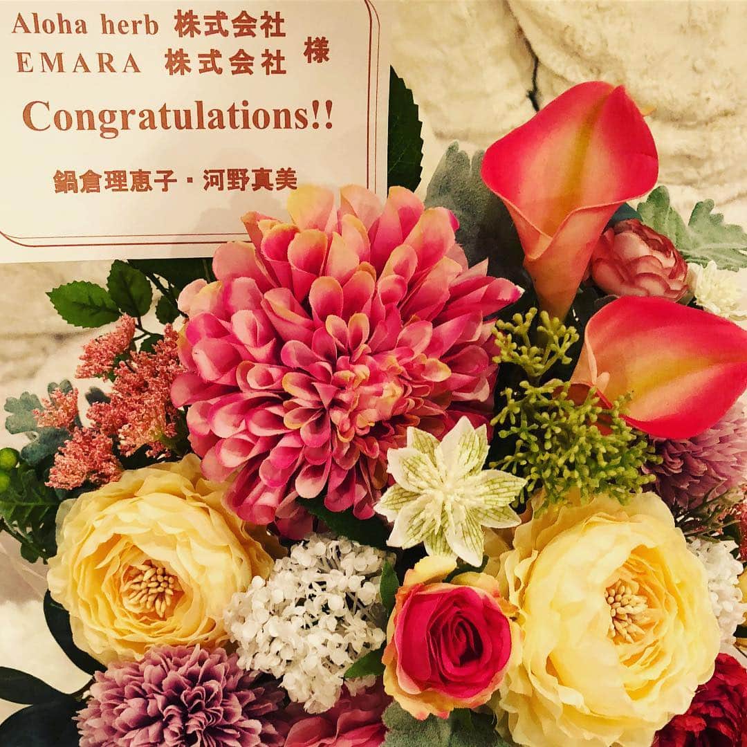 宮崎宣子さんのインスタグラム写真 - (宮崎宣子Instagram)「宮崎の親友からお花が届きました💐 涙が出るほど嬉しかったー😭😭😭 本当にありがとう🙏💕💕💕 Alohaherb 株式会社は、芸能活動の個人事務所で、 EMARA 株式会社は、ハーブ関連の会社です。 と、いってもまだ何もなく、、、 社員も私1人でたくさんの方々に支えてもらっている状況です。 Alohaherb は、その名の通り、私の好きなもの2つを並べただけの単純な名前なんですが、これから大好きなこの2つ以上の出会いがたくさんありますようにと願いを込めて🙏✨ そして、EMARA は、ELLE ,MARON,Rin,Aloha の歴代の飼っている愛犬が我が家に来た順番の頭文字です。 ハーブの会社を作ろう！ って思った時に、ハーブって自分にとってどんなものかと考えた時に、 元気にしてくれて、いつも側にあって、笑顔にしてくれて、かけがえのない存在だと気付いた時に、 ふと、ぴったり寄り添っている愛犬と目が合いました！ ハーブと愛犬の存在が同じだと閃いたんです。 それで、飼い主を笑顔にしてくれて、元気にしてくれて、支えてくれた愛犬達に感謝の気持ちを込めてこの社名にしました。 私は自分が一番辛い時にハーブの薬効に救われました。 そして、自分が一番辛い時に愛犬はいつも側にいました。 何かハーブで恩返ししたい。 誰かの何かの役に少しでも立たせて欲しい。 その想いからこの会社を設立しました🌿 自分に何ができるのか分かりませんが、小さな一歩踏み出してみました。 そんな小さな会社のことを考えてくれたその気持ちに深く感謝します。 岩切ちゃん、真美、ありがとう🙏✨ #emara株式会社 #alohaherb株式会社 #宮崎から素敵なお花が届きました #本当にありがとう #ハーブと愛犬 #感謝 #新会社」4月29日 20時16分 - miyazaki_nobuko