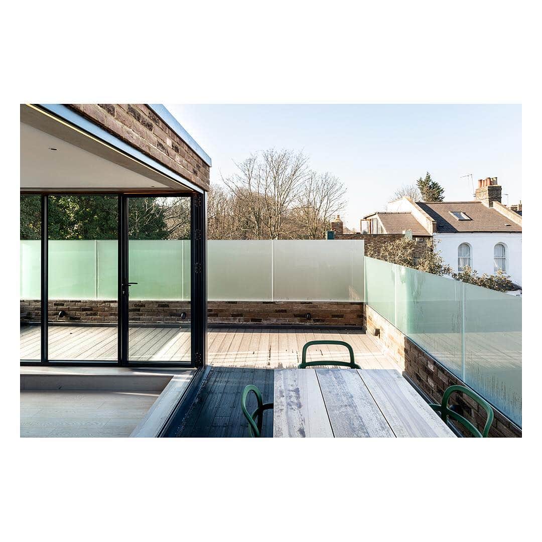 The Modern Houseさんのインスタグラム写真 - (The Modern HouseInstagram)「Talk of the Town: contemporary London homes for sale. Link in our bio for the full feature.  #newbuilds #architecture #considereddesign #london」4月29日 20時17分 - themodernhouse