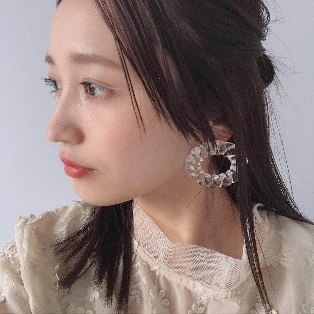 のインスタグラム：「みどりシャドウ💚🖤 発色が良いからまぶたに指で少しだけ。 RMKのこのリップシリーズ色が綺麗でいい感じです。 頬上辺りと鼻筋にハイライト shiro シルクハイライター 7H01 チークはshiro シアチークリップバター 7B02 シャドウはNARS シングルアイシャドー 5367 ファンデーションはinnisfree マイトゥーゴークッション 3.1 N21 マスカラはデジャヴュ ラッシュノックアウト エクストラボリュームa ラインはSHISEIDO カジャルインクアーティスト 10 Kabuki White リップはRMK リップスティック コンフォート マットフィット 07  時計回り🙆‍♀️」