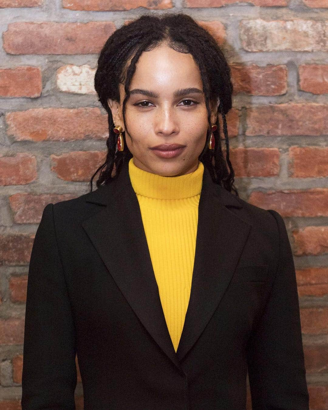 British Vogueさんのインスタグラム写真 - (British VogueInstagram)「#ZoeKravitz began the promo trail for the much-anticipated second series of #BigLittleLies, where the actor opted for a pared-back ensemble in this season's favourite shade. Accessorised only with ruby drop earrings and her engagement ring, click the link in bio for more on the actor's look.」4月29日 20時20分 - britishvogue