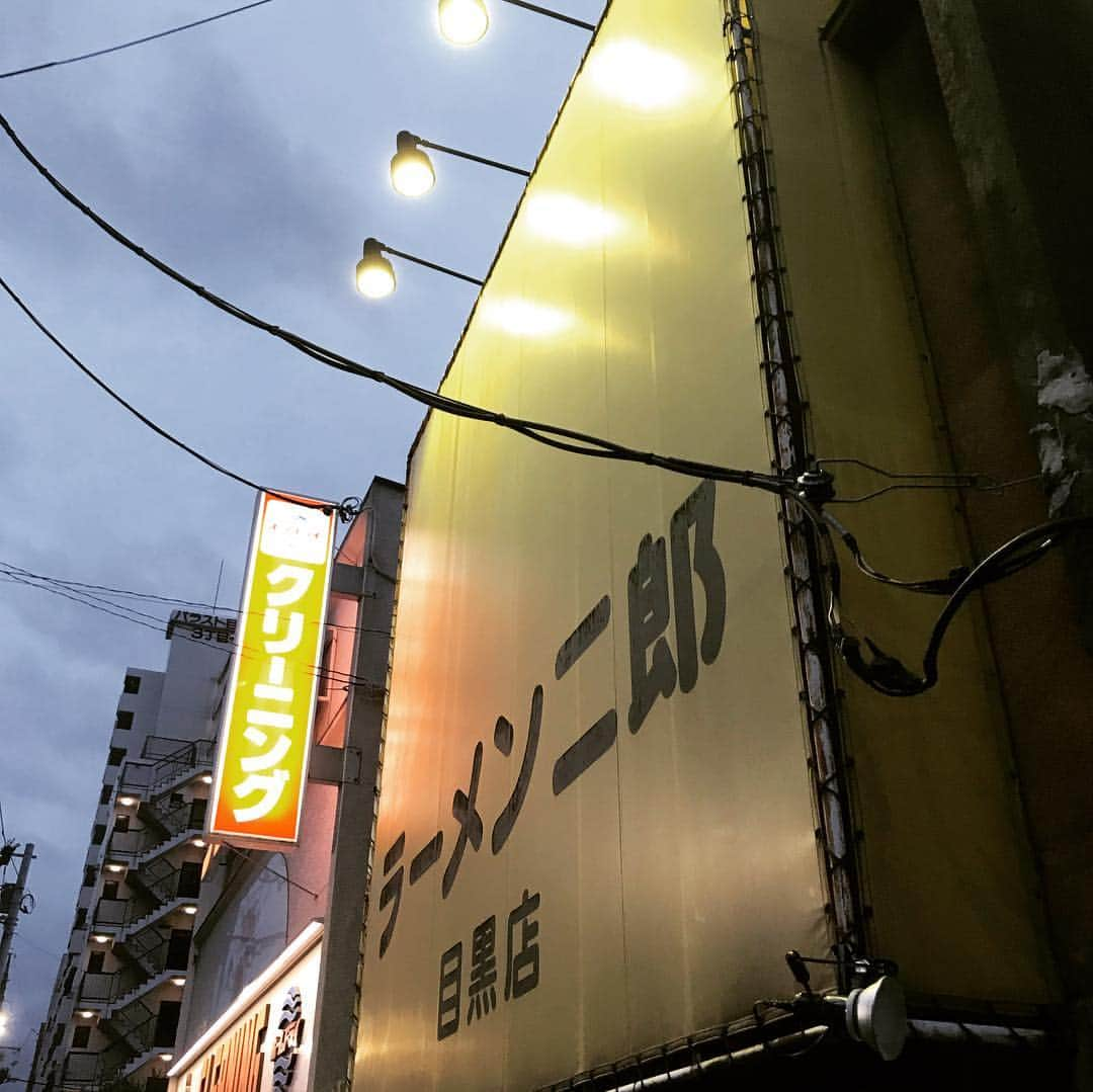 ミトさんのインスタグラム写真 - (ミトInstagram)「・ ・ 平成最後の二郎は、予想外の"鍋二郎"！ ・ 家族に二郎食べたいなあって呟いてたら、 ・ 「めっちゃ食べたい食べたい！！」と言うので、 ・ パスタパン持って、初めての鍋二郎購入へ。 ・ ちなみに"鍋二郎"可能なお店はここ目黒店ほか、 ・ 仙川、上野毛、野猿街道店が現在は可能。 ・ 普通に食べに行く時と同じように行列に並び、 ・ 食券を買う際に店員さんに器を見せて、 ・ 「これでどれくらい入りますか？」と確認後 ・ 言われた量の食券を購入。 ・ 店員さんに鍋を受け渡したら、 ・ 列から離れつつ行列の邪魔にならない所で待機。 ・ 程なくラーメンが入った鍋を受け取り、 ・ その際に食券を渡して終了！というのが一連の流れ。 ・ 「存分に楽しんでくださいなっ」と若林店長、 ・ スタッフさんの笑顔に見送られ、急いでお家へ。 ・ そして蓋を開けてみてびっくり、 ・ 何となんと丸ごと豚一本！！！ ・ たしかに「小ブタダブル×3」だから多いはずだけど、 ・ これにはびっくりしたわー！ ・ メグジの愛情をひしひしと感じる、 ・ 素晴らしい鍋二郎でした✨ ・ こういうGWも悪くない！！ ・ #鍋二郎 #ラーメン二郎 #二郎 #二郎目黒店 #メグジ #鍋二郎デビュー #いいgw #クラムボン #clammbon #ミト #ミトムボン #ジムの意味」4月29日 20時20分 - micromicrophone