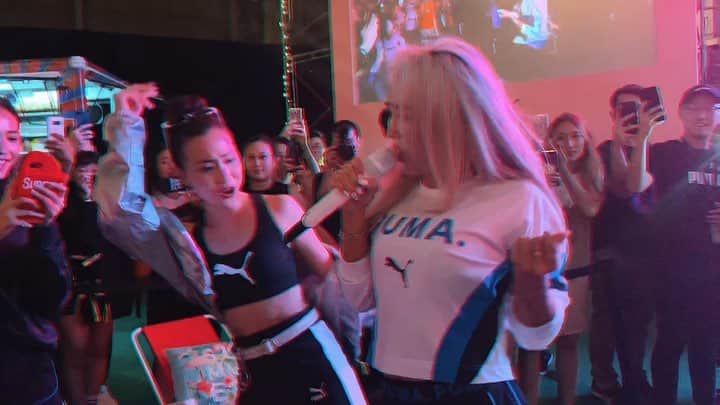 ソニアのインスタグラム：「Partied with @xhyolynx? CHECK. She’s such a doll and an absolute star 🔥 Meantime that’s me flailing around with my gangly arms!! Here’s some highlights of my whirlwind weekend in KL with @puma.cali 🌴  Song credit: HYOLYN - SEE SEA (바다보러갈래)  Makeup: @urbandecaycosmetics Video: @nicolequek  #CaliTravelog #pumaSEA #pumaambassador #pumacali #hyolyn @hyolyn_thebest @hyolynfanpage___ @hyolyn_update」