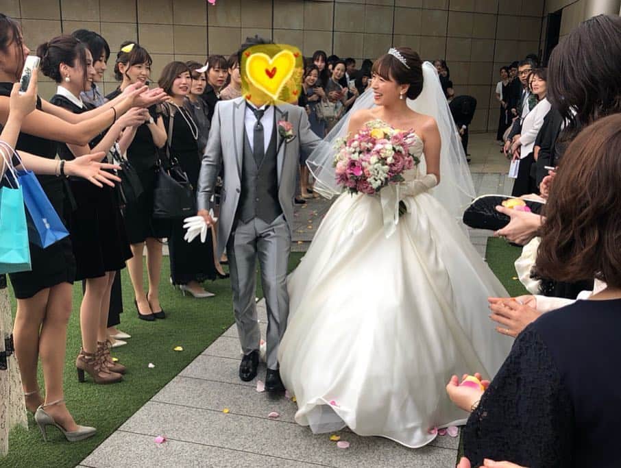 尾崎ナナさんのインスタグラム写真 - (尾崎ナナInstagram)「昨日は @hayashiyuzuka の結婚式へ。。💒😍 ゆづかちゃんの花嫁姿がほんと、とってもとっても可愛くて綺麗でした☺️❤️ そして愛の溢れる素敵な式でした❤️😭 しかし隣のしーたんが泣きすぎて、わたし泣けませんでした🤣w 幸せな家庭を築いてね❤️ #結婚式 #林弓束 #おめでとう」4月29日 20時27分 - nana._.ozaki