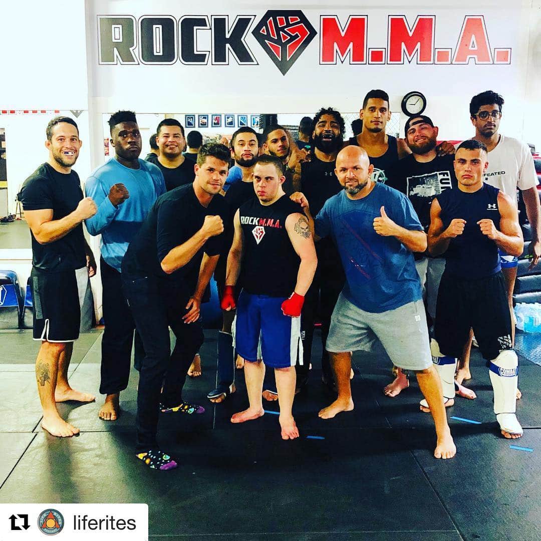 マックス・カーバーのインスタグラム：「#Repost @liferites ・・・ Watching G Money do his thing in the gym @garrettsfight @rockmma @caramel_thunder92 #podcast #hero #fitness #motivation #motivationmonday #strong」