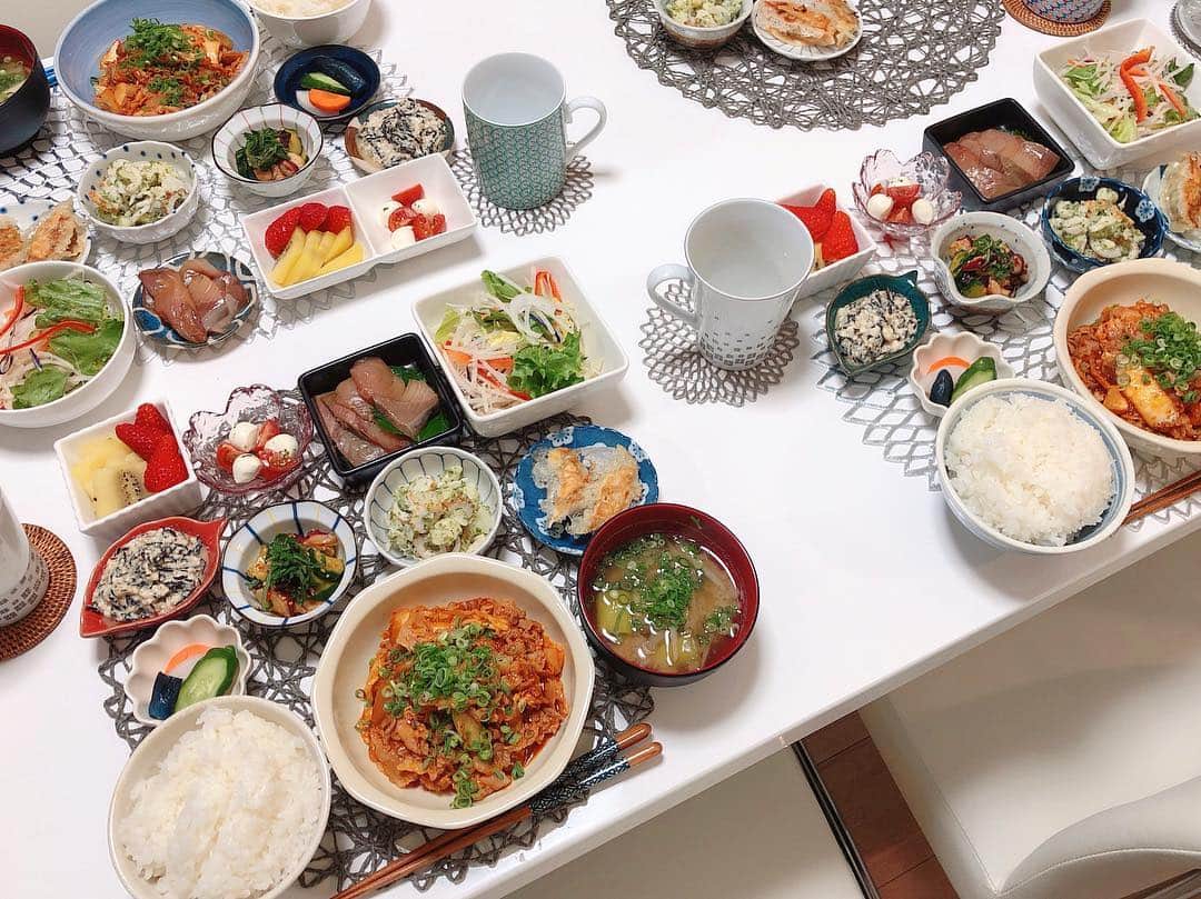 姫野れみのインスタグラム：「先日の #石毛家の食卓 👨🏿‍🍳♡ 気にかけて遊びに来てくれるチームメイトと☺︎ 前日に包んだ餃子も 一緒に焼きました！ タネは梅と大葉やキムチチーズなども♪  #豚キムチ #餃子 #青のりとちくわのポテトサラダ #タコときゅうりのピリ辛和え #ブリの漬け #ケールと大根とパプリカのサラダ #漬物 #ひじきと豆腐の白和え #カプレーゼ #白米 #ごぼうとネギの味噌汁 #キウイ #いちご  #アスリートフードマイスター #料理 #和食 #夕食 #アスリート飯 #夕飯 #夜ご飯 #晩ごはん #夜ご飯 #夕ごはん #夜ごはん #和食ごはん #手作り料理 #手作りごはん #おうちごはん #レシピ #cooking」