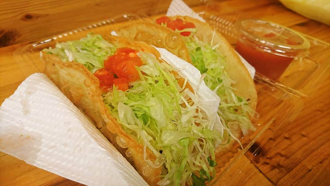 松本康太さんのインスタグラム写真 - (松本康太Instagram)「『LUNCKY TACOS』那覇にあるタコス屋さん🌮 テイクアウトして食べたら上の方カリカリで下の方がモチモチで美味しいのです！  #ラッキータコス #luckytacos #タコス #tacos #テイクアウト #takeout #那覇 #那覇グルメ #国際通り #レギュラー松本 #あるある探検隊」4月29日 20時38分 - aruarutankentai.matsumoto