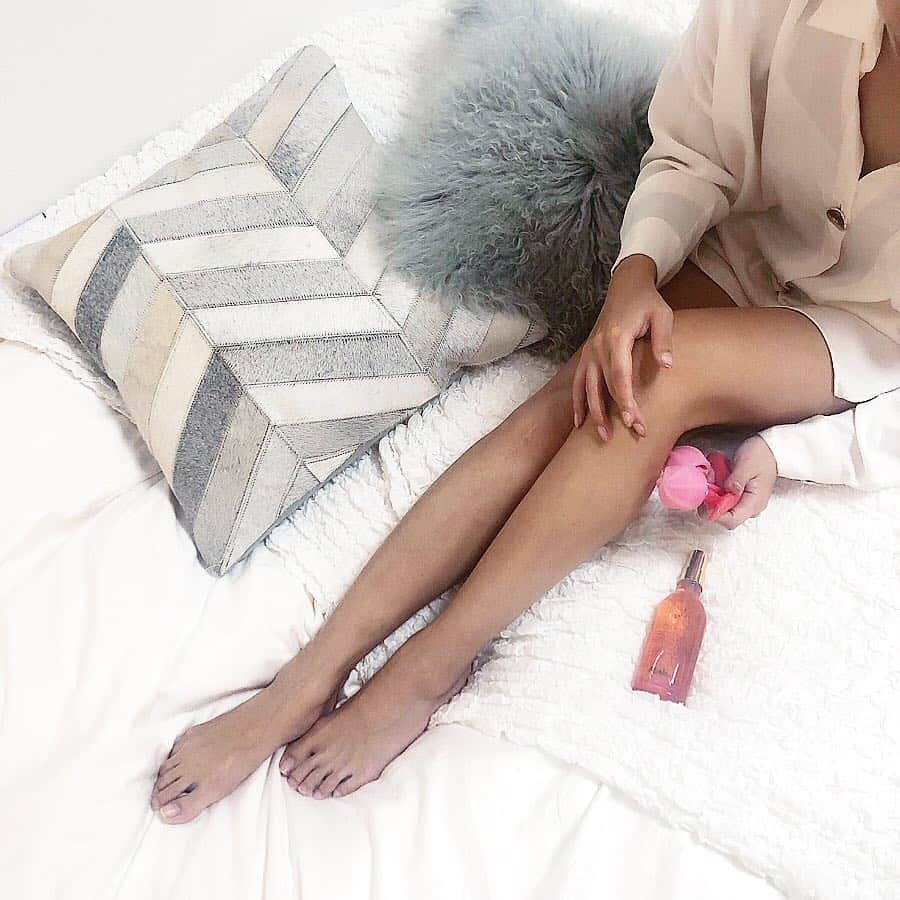 石田美奈子のインスタグラム：「#bodycare #skincare ☺︎ . 皆さんはボディケアで普段行っていることや気をつけていることはありますか😊？ 私は#ジム 通いと日々の自宅マッサージを続けています✴︎ 毎日湯船に浸かるという目標も立てたのですが、これはなかなか毎日はできていません😂 . #マッサージ では、もう何度リピートしているかわからないくらい、ずーーーっと愛用しているこのオイルを使用♡ #メルヴィータ @melvita_jp の#ピンクのオイル 、『ロルロゼ ブリリアント ボディオイル』🌷 . 塗るだけで痩せたい人のためにメルヴィータが開発したオイルで、#セルライト ・脂肪・#むくみ に効果的☺︎✨ ベタつかずサラッとしているので、夏でも使いやすいんです♪ 使い心地が良すぎて大好きなオイル⁎⁺˳✧༚ 夏に向けてスリムを目指している方にオススメです！ . 最近はピンクのBODYケアセットについてきたマッサージャーでマッサージしてる💁🏻‍♀️ コロコロ転がるローラーが気持ちいい✨ 脚のむくみもスッキリ✨ #脚痩せ と#お腹痩せ は特に頑張りたいなぁ🤔✴︎ . 💆🏻‍♀️ → #minako_beauty . #アラサー美容 #beauty #diet #PR #ボディケア #セルライトケア #夏活 #ダイエット」