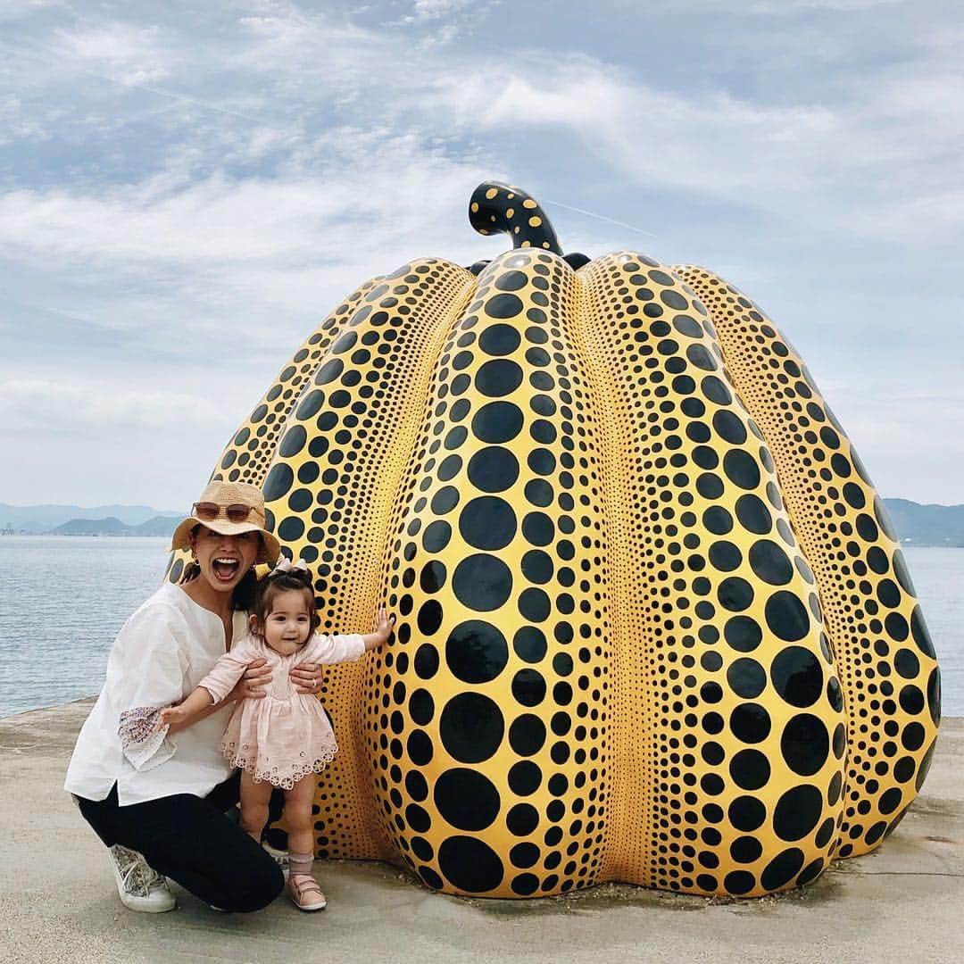 のインスタグラム：「直島旅、これがなくっちゃ💛 #黄色いカボチャ そして笑いすぎ😂🤣 . . . #Repost @ebisu4 ・・・ Exploring Setonaikai... #naoliving #miababyliving #naoshima #yayoikusama #gw2019 #relaxingvacation #shodoshima . #naoliving_naoshima #naoliving_travel」