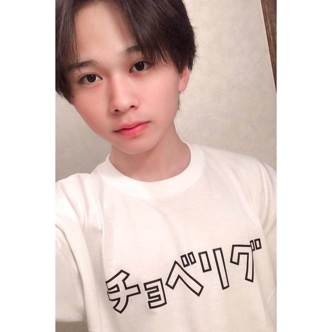 のインスタグラム：「👍チョベリグTシャツジャック👍﻿﻿﻿﻿ ﻿﻿﻿﻿ 平成も残すところ、あと1日！！！﻿﻿﻿﻿ まだまだ沢山の方々のチョベリグな写真をアップ予定🧚‍♀️﻿ ﻿﻿﻿﻿ 永島龍之介くんありがとう👑✨﻿ SPINNSと一緒に平成最後を盛り上げよう🔥﻿ ﻿﻿﻿﻿ #SPINNS #スピンズ #fashion #gw #平成最後のチョベリグ #平成最後のgw #平成 #チョベリグ  #チョベリグTシャツ」