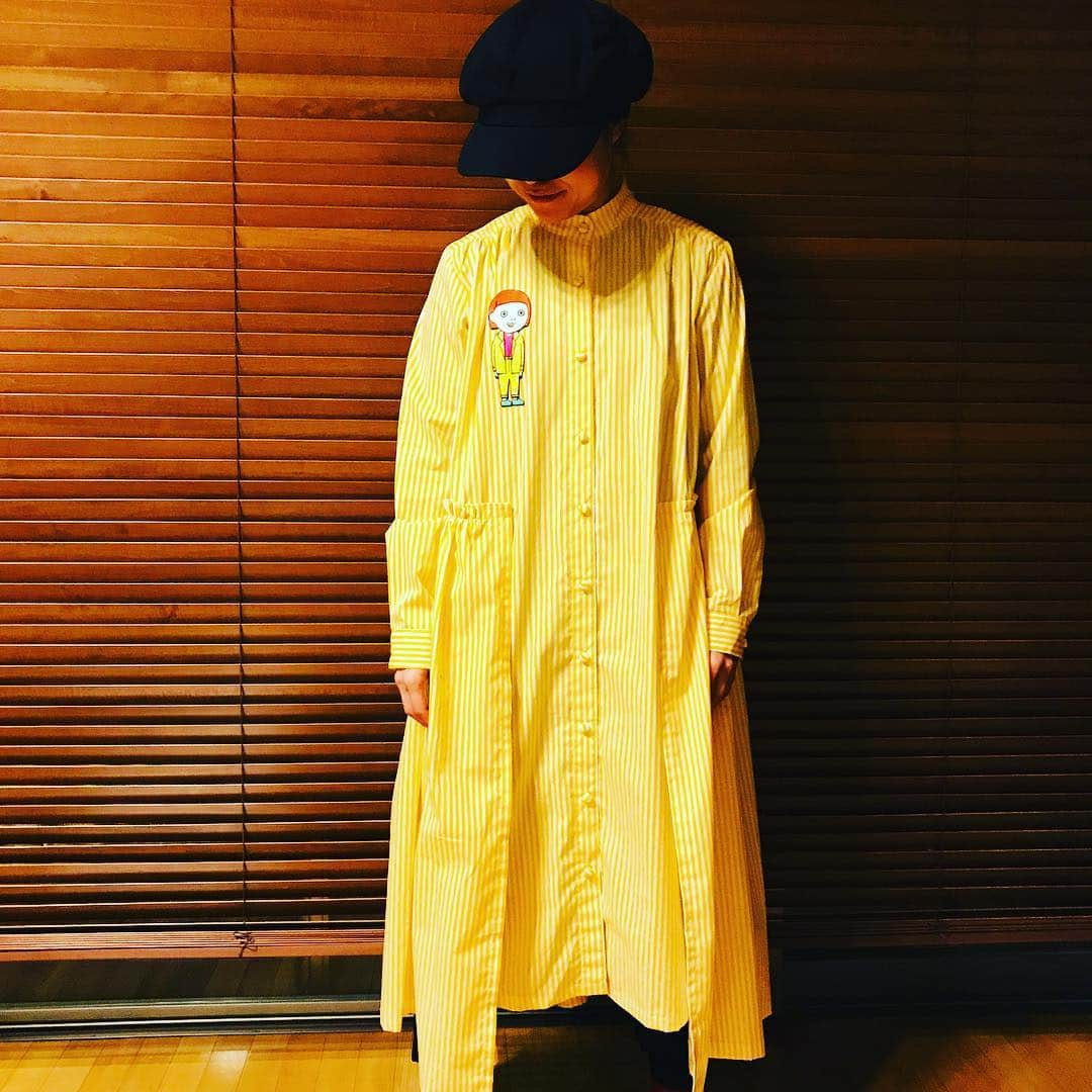 中村涼子さんのインスタグラム写真 - (中村涼子Instagram)「初めて、誰かをイメージして作りました服。 イモトさんへの遅れまくった誕生日プレゼント。 黄色×白ボーダーのロングシャツワンピ🐣 #イモトさんの誕生日は１月１２日 #個展で飾ったキャンバスももらってくれました #お返しにイモトさんが初めて描いたキャンバス絵くれました #お互いトイレに飾ります」4月29日 20時44分 - nakamuraryoko56