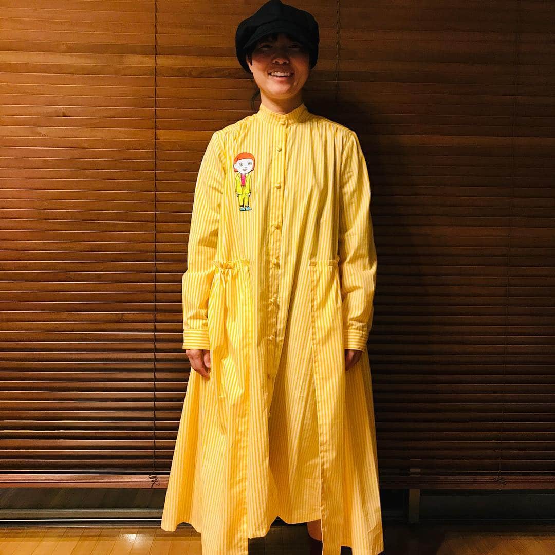 中村涼子さんのインスタグラム写真 - (中村涼子Instagram)「初めて、誰かをイメージして作りました服。 イモトさんへの遅れまくった誕生日プレゼント。 黄色×白ボーダーのロングシャツワンピ🐣 #イモトさんの誕生日は１月１２日 #個展で飾ったキャンバスももらってくれました #お返しにイモトさんが初めて描いたキャンバス絵くれました #お互いトイレに飾ります」4月29日 20時44分 - nakamuraryoko56