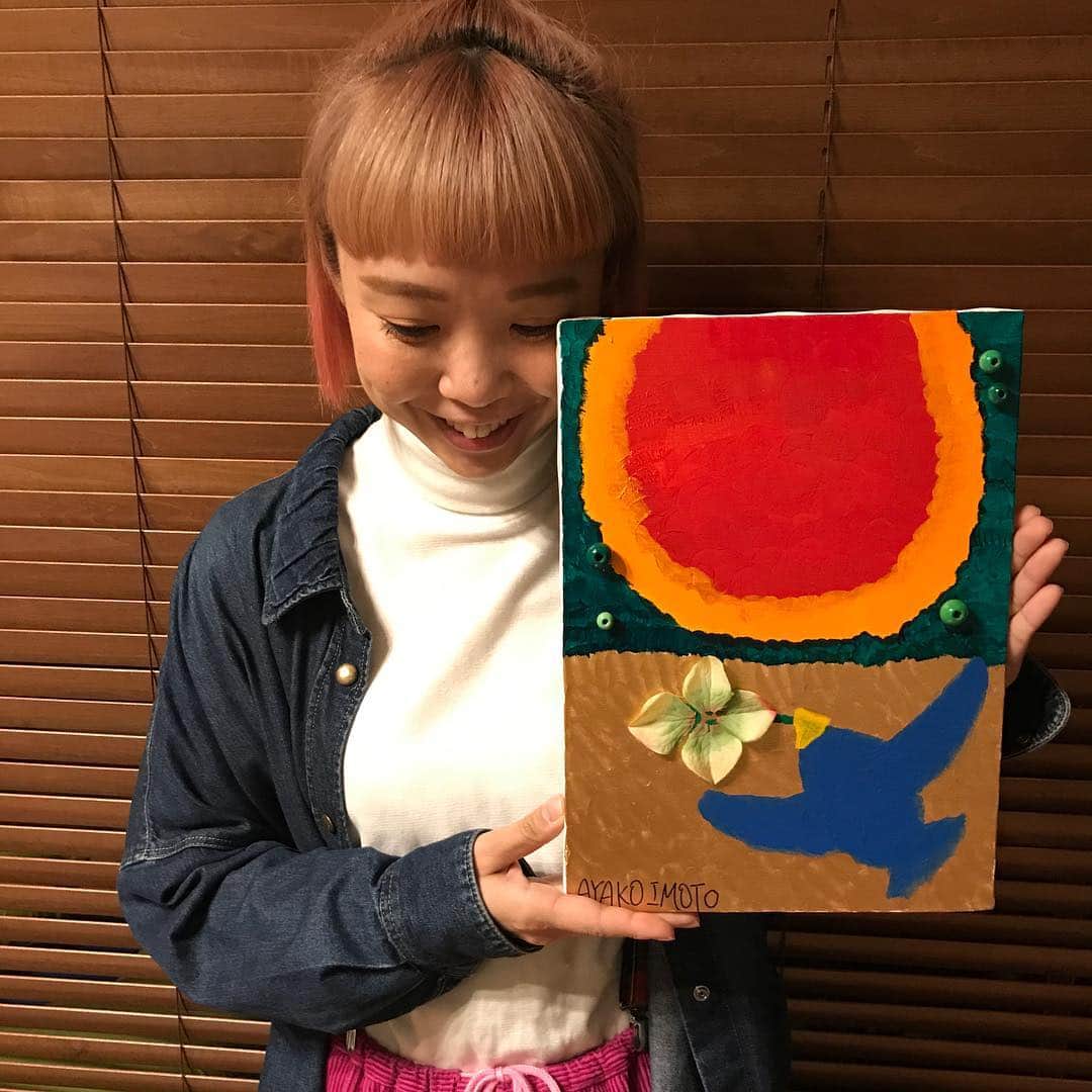 中村涼子さんのインスタグラム写真 - (中村涼子Instagram)「初めて、誰かをイメージして作りました服。 イモトさんへの遅れまくった誕生日プレゼント。 黄色×白ボーダーのロングシャツワンピ🐣 #イモトさんの誕生日は１月１２日 #個展で飾ったキャンバスももらってくれました #お返しにイモトさんが初めて描いたキャンバス絵くれました #お互いトイレに飾ります」4月29日 20時44分 - nakamuraryoko56