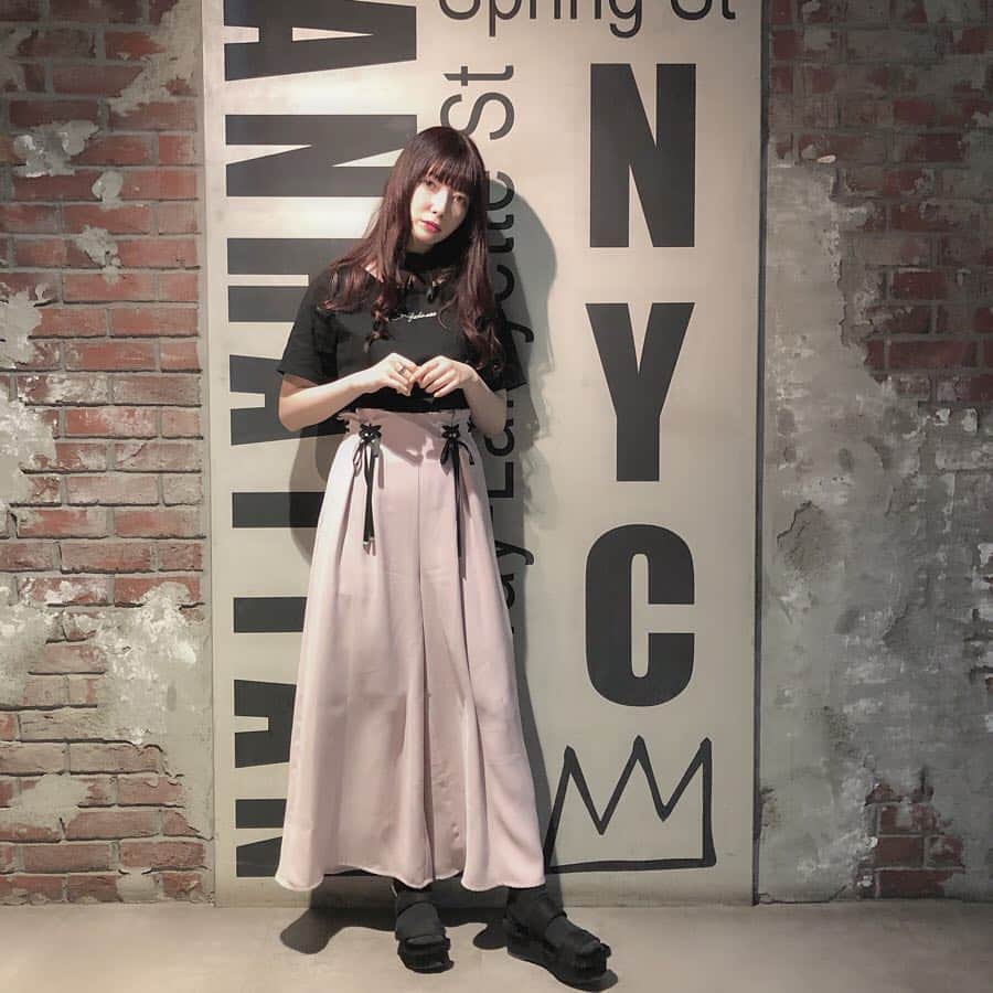 日下部美愛のインスタグラム：「🖤💗 玲奈に撮ってもらったやつ🥺🥺 2枚はアウターありだよう トップスとボトムスは #EATME アウター @mimitoujours . . . @joint_space #mimitoujours #mimitoujours_style #pr #photo #japan #model #me #code #fashion #makeup #followme #instagood #camera #selfie #ootd #한국 #맞팔 #사진 #데일리 #데일리룩 #인스타사진 #인스타그램 #일본인 #패션」