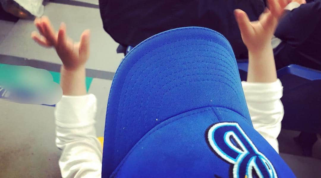 釈由美子さんのインスタグラム写真 - (釈由美子Instagram)「今日は東京ドームへ  巨人×DeNAの試合⚾️を観に行ってきました  いつもお世話になっている TOYOTAさんから  シーズンシートのチケットをたまたま頂いていたので  今日の試合のために 昨日の夜、旅行から帰ってきました✈️ ベイスターズの観戦は ４／7(日)のハマスタ以来！  しかも、同じジャイアンツ戦⚾️ あの時は球団創設4000勝目という 記念すべき試合だったのですが  今日はーーー！！ 10連敗中の負の連鎖を食い止める 貴重な貴重な一勝を勝ち取ることができました🤩✨ しかもこの日に昇格しスタメン出場した石川選手が 勝ち越しの2ランホームランを放った瞬間は  1塁側のジャイアンツファンに埋め尽くされた席にいても 喜びを堪えきれずに、近くにいたベイスターズファンの方とハイタッチして感動を分かち合いました🙌 😭😭😭😭😭 息子も バンザーイバンザーイ🙌  って大興奮🤣w  試合後の石川選手のヒーローインタビューを聞いて泣けました。。 感動する試合をありがとうございます✨  平成最後のゴールデンウィークに 最高の思い出ができました✨  今日でオープン戦から数えて  4戦観戦でまだ負けなしの連続白星なので  息子の勝利の王子🤴ジンクスは一応続いてる。笑  たまたまだけど。  次に観戦する予定は今のところないけど これは、チケットをまた買って  ハマスタにちょくちょく足を運んで 息子と応援しないとなー📣 (o´д｀)人(´д｀o)  #嬉しい勝利 #東京ドーム #横浜DeNAベイスターズ #巨人戦 #石川雄洋選手  #10連敗ストップ #横浜優勝」4月29日 20時46分 - yumikoshaku