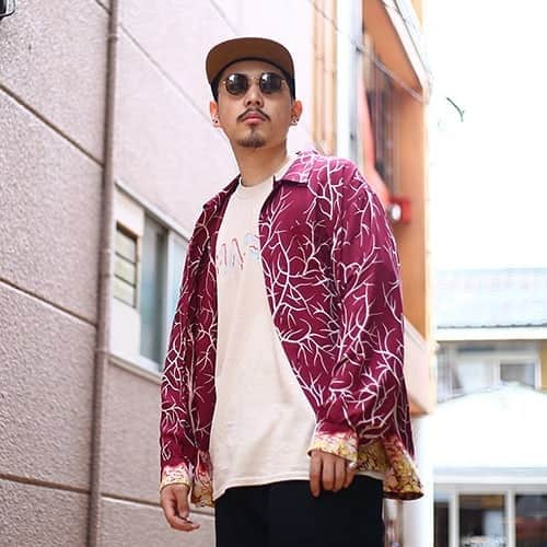 のインスタグラム：「. ＼ MASSES｜RAYON PRINT SHIRT V ／ . 鶴岡正吾氏と前原完治氏が手掛けるブランドとして18年秋冬より本格始動した「MASSES」よりファースト春夏シーズンとなる19年の新作アイテムが届きました。流れ出るマグマと一面に咲く花、枯れた木々のシルエットが独特な柄を構成しながら魅力を放つロングスリーブシャツ。シャツ自体は開襟にてボックスカットのものをベースとしております。 . ■ITEM／MASSES Name：RAYON PRINT SHIRT V Price：28,080円 （税込） Color：ブルー＆バーガンディー No： 19A-RAYON-PRINT-SHIRT-V . ■ITEM／MASSES Name：T-SHIRT DRIP Price：7,560円 （税込） Color：ブラック＆カーキ No： 19A-T-SHIRT-DRIP . . 【 ARKnets Search／取り扱い店舗 】 FOLLOW US!! ／ @ark_utsunomiya . ■商品や通信販売に関しまして、 ご不明な点がございましたらお気軽にお問い合わせください。 . ----------------------------------- 【お問い合わせ】 ARKnetsコールセンター TEL：028-634-1212 ( 営業時間 12:00～19:00 ) ※店舗へ繋がりにくい場合には、こちらまでお問合せ下さい。 ------------------------------------- #arknets #arkutsunomiya #栃木 #宇都宮 #styling #スタイリング #スタイル #fashion #ファッション #メンズファッション #ロングスリーブ #シャツ #シャツコーデ #masses #マシス」