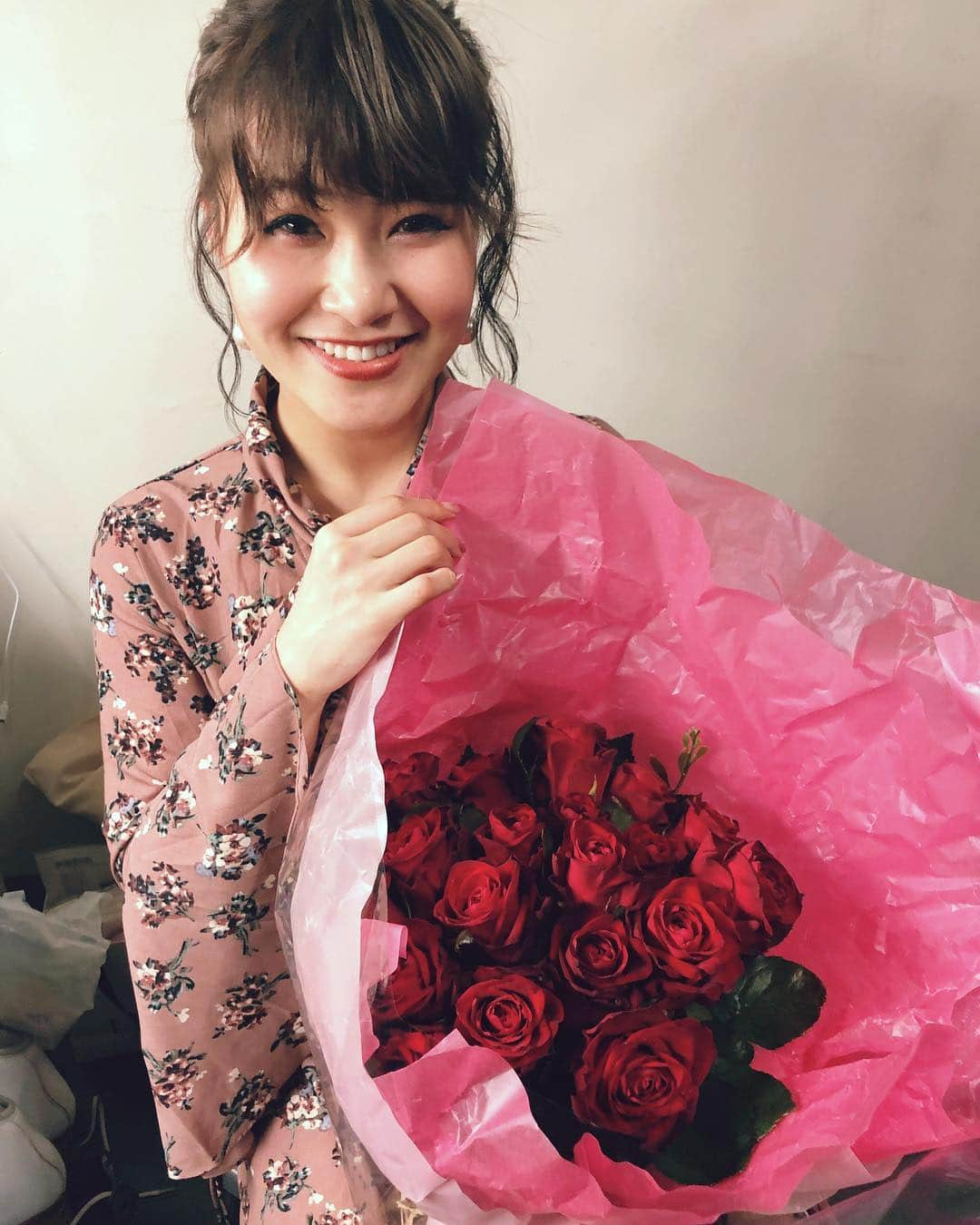 村上佳菜子さんのインスタグラム写真 - (村上佳菜子Instagram)「. . . 沢山のゴージャスなお花を ありがとうございます☺︎❤️ . こんなに沢山頂いたのは、初めて なのですごく嬉しかったです！！ . これからも愛されるスケーターに なれるように、これからも自分にしか 出来ないフィギュアスケートを追求して 行きたいと思います！🌸 . . . #piw2019新横浜」4月29日 20時50分 - kanako_m_official