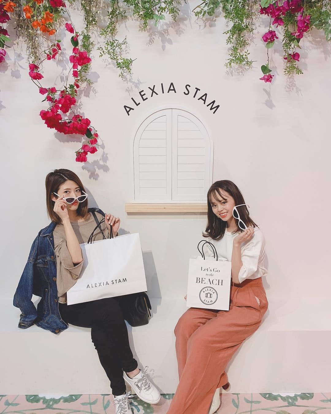 柳めぐみさんのインスタグラム写真 - (柳めぐみInstagram)「. . @saa_______yaa とALEXIA STAMのpopupに行ってきた❤︎ 可愛い水着いっぱいで爆買いしてしまった👙✨ 夏が楽しみだなー🌴🏖🌺 . #alexiastam  #水着 #ビキニ」4月29日 20時52分 - yanameguchan