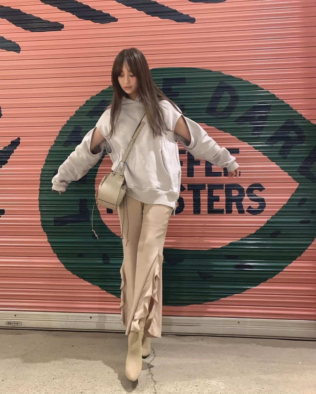 野崎萌香さんのインスタグラム写真 - (野崎萌香Instagram)「しふく💘🍃🐊 . . .  foodie... @_irene__official_  bag ... @loewe  pants ... @banner_barrett  boots... select」4月29日 20時53分 - moeka_nozaki