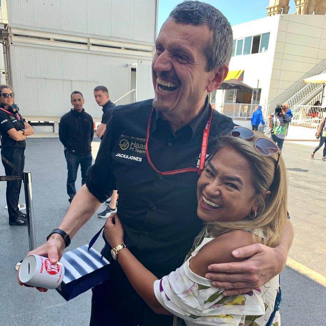F1さんのインスタグラム写真 - (F1Instagram)「Still empty, Guenther?! 😁 . F1 fan Ana Colina presented @haasf1team boss (and Netflix star) Guenther Steiner with his very own “swear jar” in Baku 👏🤣 . #AzerbaijanGP 🇦🇿 #Formula1 #F1  #DriveToSurvive #Netflix #Baku」4月29日 20時53分 - f1