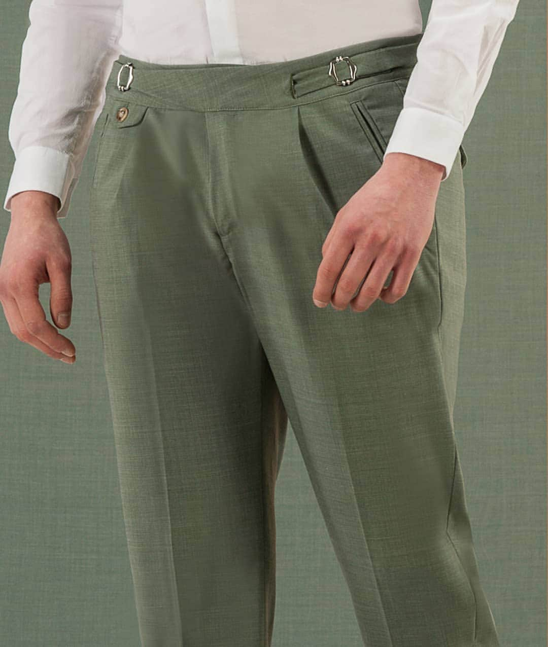 Entre Amis Officialさんのインスタグラム写真 - (Entre Amis OfficialInstagram)「The beauty of details. #EntreAmis Spring Summer 2019 trousers in vintage olive green with handcrafted waist belt. #SS19 #FineItalianTrousers」4月29日 21時00分 - entreamis_official