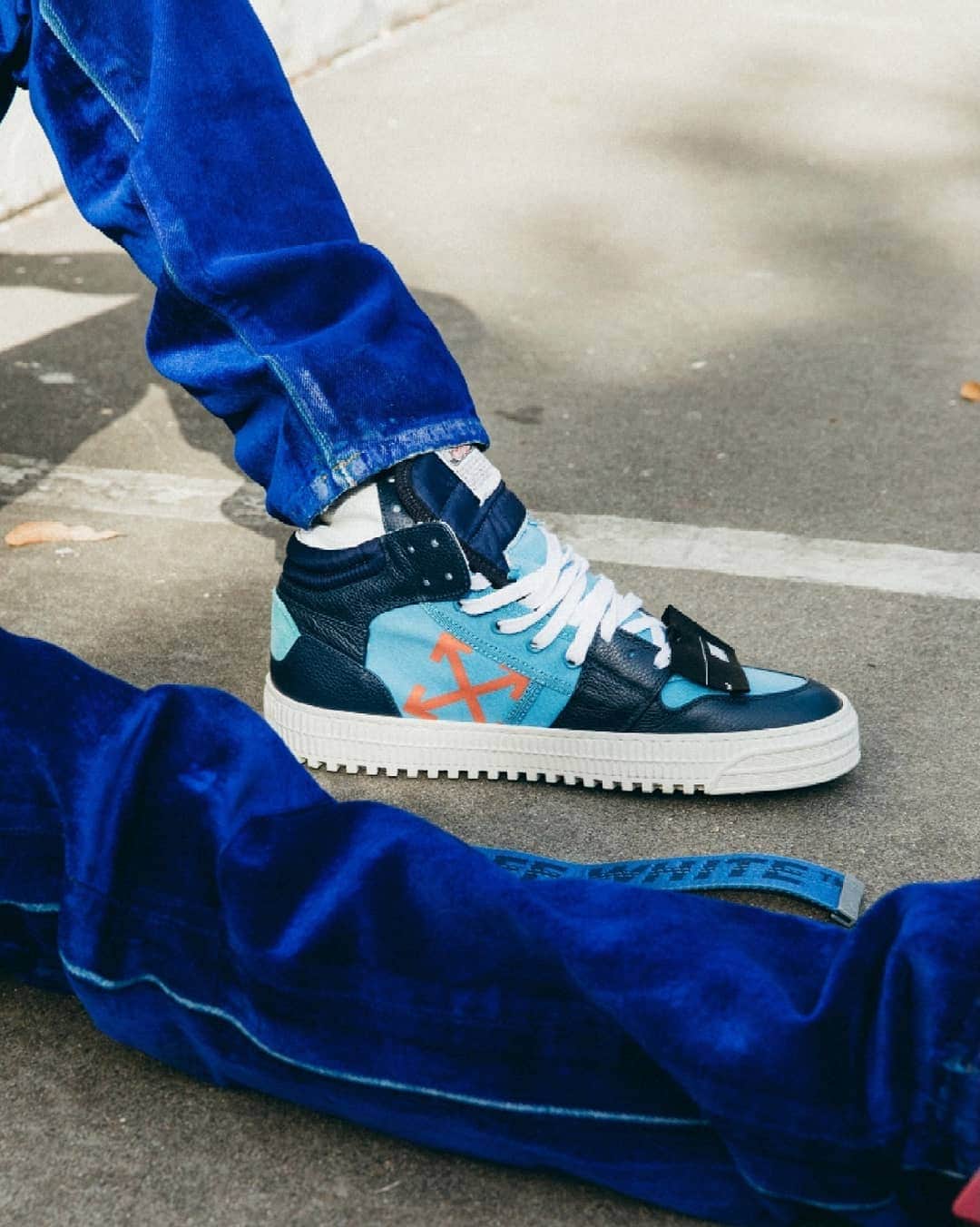 OFF-WHITE C/O VIRGIL ABLOHさんのインスタグラム写真 - (OFF-WHITE C/O VIRGIL ABLOHInstagram)「ss19 men's Off-White™  c/o @em___pty___gallery blue off court sneakers」4月29日 21時01分 - off____white