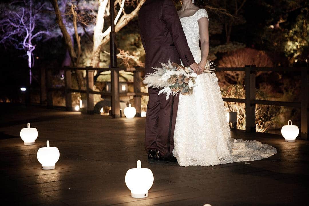 小林樓《新潟県見附市：結婚式場》のインスタグラム：「ザ・ガーデンプレイス小林樓  夜の庭園で、見つめ合うふたり。愛おしいひととき…♡ #小林樓#結婚式#wedding#ウェディング#和モダン#結婚式レポ#大人女子#大人可愛い#大人婚#可愛い#日本庭園#JapaneseGarden#和婚#白無垢#色打掛#新潟県#新潟#見附市#見附#中越#和婚をもっと盛り上げたい#新潟プレ花嫁#新潟卒花嫁#新潟花嫁#新潟プレ花嫁#プレ花嫁#卒花嫁#marry花嫁#小林楼#新潟花嫁#思わず写真を撮りたくなる結婚式」
