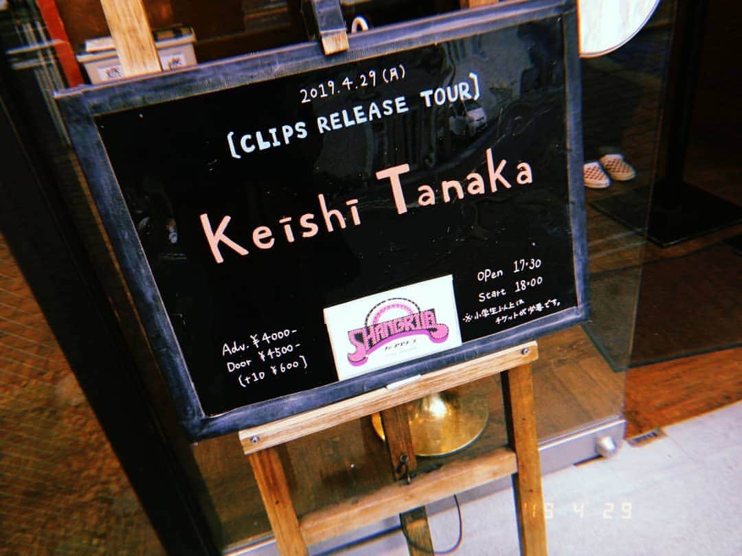 林智美 さんのインスタグラム写真 - (林智美 Instagram)「Keishi Tanaka ベストアルバム『CLIPS』の リリースツアーファイナル！  6年間のKeishiさんの想いと音楽を、 出し惜しみ無しで味わい尽くした、 なんとも贅沢すぎる2時間でした。  懐かしい曲もたくさん聴かせてくれて、 Keishiさんの音楽との出会いを振り返りながら、 ｢ええ曲やなぁ｣と｢やっぱり好きやなぁ｣で、 心が満たされっぱなし。 最後まで、本当にワクワクした。  こんなライブにまた出会いたいなぁ。 平成最後のライブが今夜で良かった◎  #keishitanaka #田中啓史 #ベストアルバム #CLIPS #リリースツアー #ファイナル #大阪 #osaka #梅田 #梅田シャングリラ #シャングリラ #ライブ #live #ライブハウス #livehouse #ライブ備忘録 #平成最後」4月29日 21時09分 - h_tomomi_i