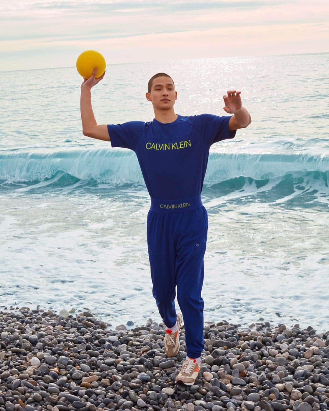 のインスタグラム：「#Beach days are near 🌊 @tommyvm styles out in our #CALVINKLEINPERFORMANCE Active Icon training tee and woven logo sweatpants #matchingset for #Spring. ⠀⠀⠀⠀⠀⠀⠀⠀⠀ ⠀⠀⠀⠀⠀⠀⠀⠀⠀ Tap to shop 🔝 [Asia].」