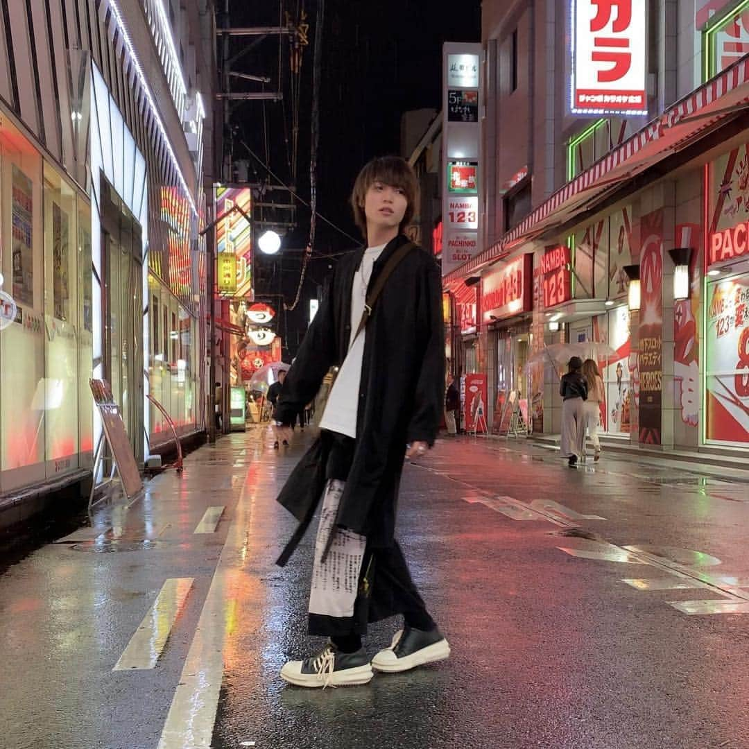 はやしんさんのインスタグラム写真 - (はやしんInstagram)「大阪に帰ってきたどお！！！ 半袖で外出ちゃって肌寒かったからさっきyohji yamamotoでアウター買った😇パンツもyohji yamamotoのオーバーオール😇好きぴ！！！ #yohjiyamamoto #木曜日の女 #yohjiyamamotopourhomme #dgnak  #服好きな人と繋がりたい」4月29日 21時23分 - hayashinlaters