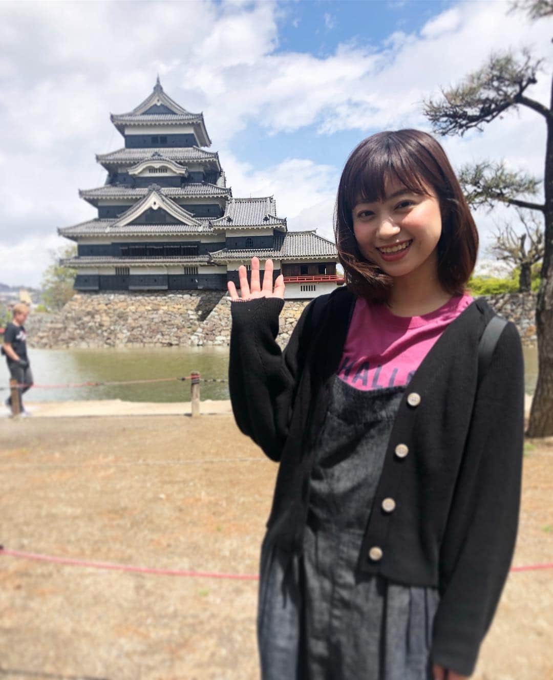 渡辺梨夏子のインスタグラム：「GW前半戦は長野へ蕎麦たび。 蕎麦については更に愛を込めて 改めて投稿するとして（笑）  長野ってやっぱり広い！ 初めての場所にたくさん立ち寄ることができました。 上高地は目に飛び込んでくる景色が、日本じゃないみたいでワクワク。まさか雪景色と猿たちも見られるとは思わなかった... #長野#松本#伊那 #長野旅#長野たび #松本城#🏯#階段アスレチック #蕎麦倶楽部佐々木  #上高地#かんてんぱぱ #かんてんぱぱぱガーデン #行者そば梅庵  #諏訪湖 #諏訪湖間欠泉センター ✔︎最後の動画は間欠泉センターで撮りました。いまは、人工的に空気送って噴出しているようなのですが、昔は温泉採掘中に自噴して50mくらいまで達したとか〜！スゴイ、、」