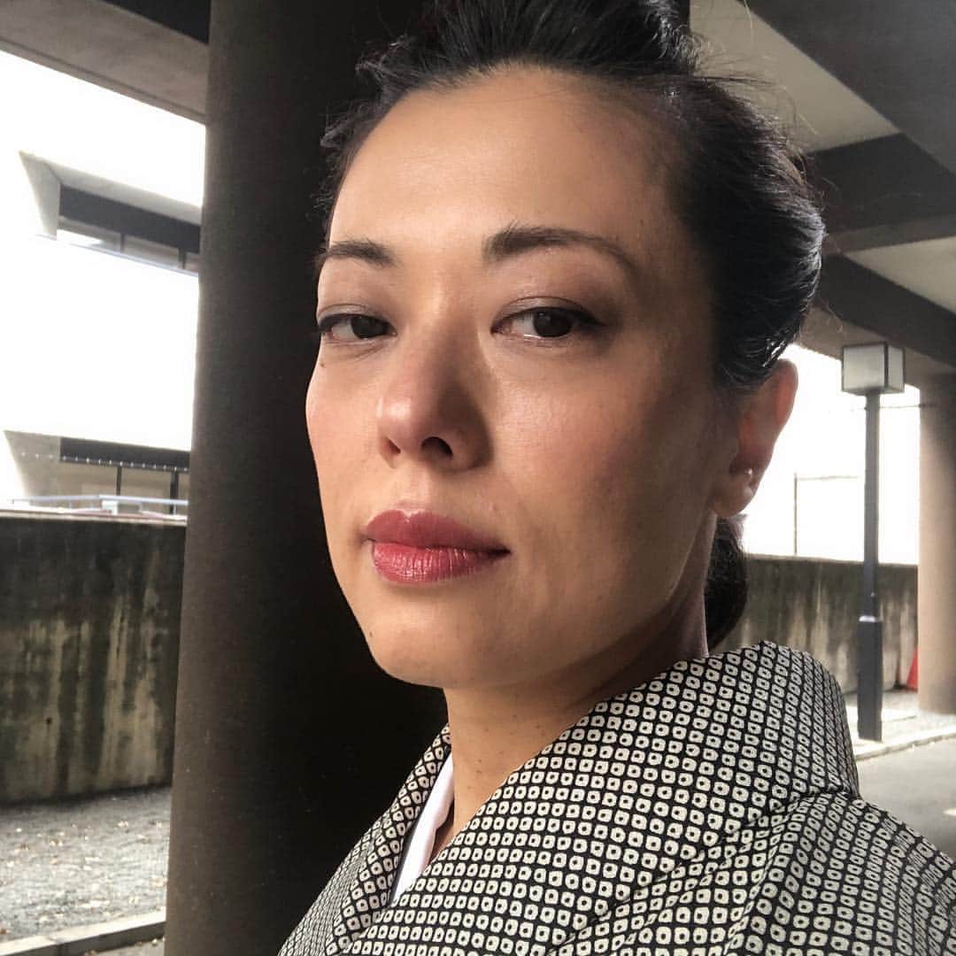 のインスタグラム：「本日は国立劇場で下浚い。どうしよ、めちゃくちゃ楽しいのですが！御囃子方の皆様が入るとグンと立体感が出て本当にかっこいー！私の座り位置のすぐ近くのおじいちゃんの鼓がめちゃセクシーでノリノリになっちゃうよーやばいよー、って思ってたら後から姉弟子達に「あのお方人間国宝よ！！」と聞かされるなど。私の全方位的な無知、お願いですから鎮まって！  とうとう明日本番です！七三先生との御縁に感謝して臨みます！  #三味線 #shamisen #二世杵家七媼 #六世杵家弥七 #杵家七三」
