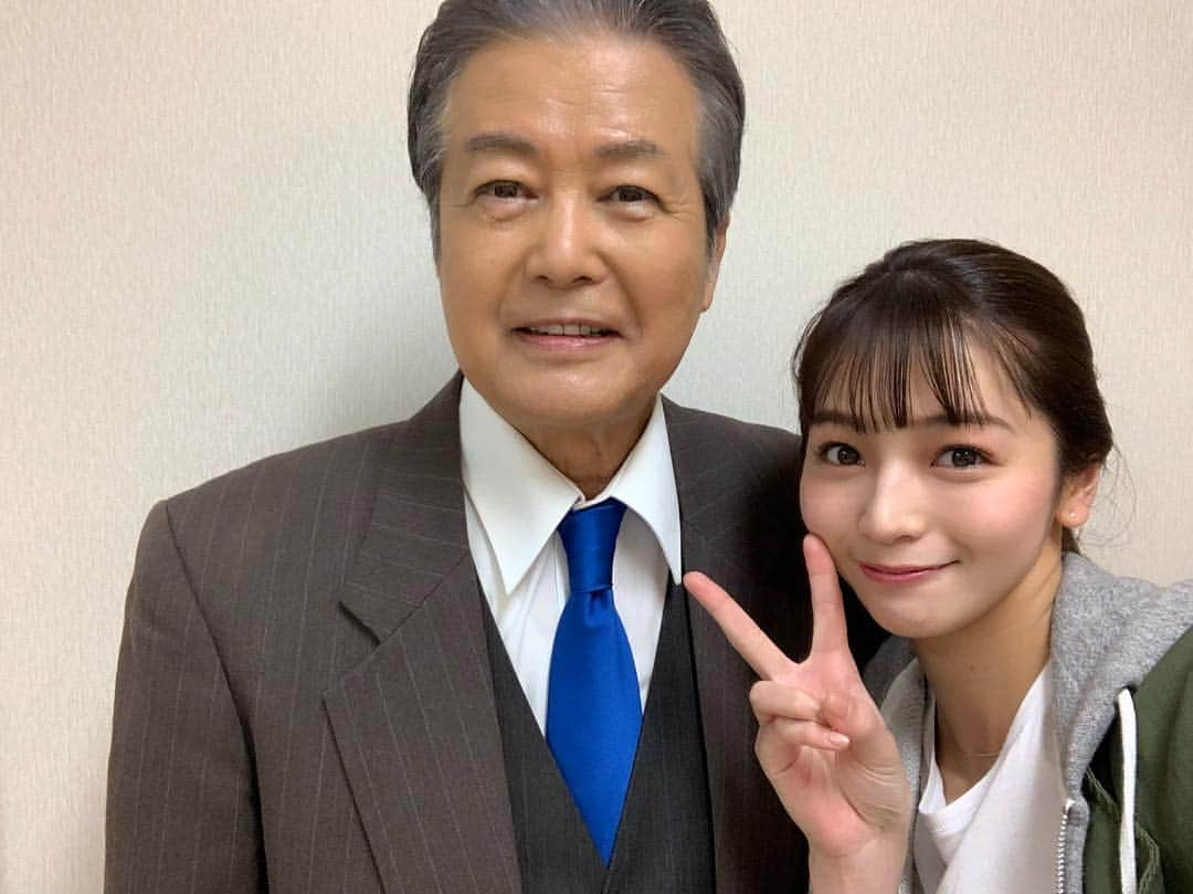 傳谷英里香さんのインスタグラム写真 - (傳谷英里香Instagram)「『新・罪と罰』@東京芸術劇場 無事に千秋楽を終えることが出来ました。  観劇してくださった皆様、 ありがとうござました。  ヒロイン:門倉夕夏  夕夏のあまりにも深い傷に、 稽古を含めたこの1ヶ月間は、心身共に削れる日々ではありましたが、これからお芝居を深めていく上でも、1人の人としても、この最高な作品に、この素敵な座組みに出会えたことは、私にとってかけがえのないものとなりました。  過去の自分の一部分を救えることも出来て、 人が好きで、人を大事にしたいが故に、相手の心地良い距離を感じて、そこに合わせてしまう私に、大丈夫だよと、頼っていんだよと、もっと関わっていんだよと、何度も、何度も、力強く言ってくださいました。 "生きる"とは、あたたかくて、もっと関わりあって どんなことがあっても一緒に歩き続けること  頭ではわかっていたつもりなのに、 関わり合いを大切にしていたつもりなのに、  人に頼ることも、自分の身を委ねることも出来ず、 相手の身を預かる私は、 本当の意味では、 生きていなかったのでは、と思いました。  人に怒らない、 何事も楽しむ、 どんな状況も幸せだと思う、 何があっても大丈夫だと言い聞かせる、 家族への愛、想い、  夕夏と本当に重なった部分でした。  キャストのみんなは、真っ直ぐで、物凄く情熱があって、愛があって、人として、心からカッコいいと思える人達でした！本当に大好き！  またみんなと会えますように☺️ その前に、打ち上げで会いますが✌︎笑  長文過ぎる文章になってしまった🙇‍♀️ごめんね  みんなの応援が、本当に励みだよ……😭✨ いつも力をくれて、ありがとう。  #石垣佑磨 さん(松田さん) #新羅慎二 さん[若旦那](お兄ちゃん) #小野寺昭 さん(埜代さん)」4月29日 21時22分 - erika_denya