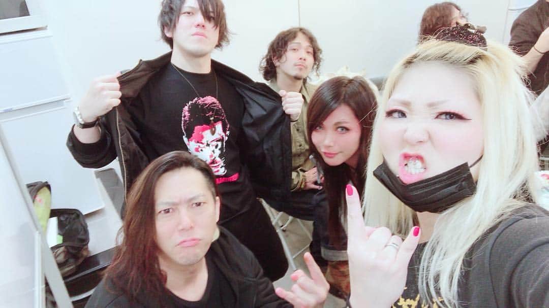 REIJIさんのインスタグラム写真 - (REIJIInstagram)「‪昭和生まれだけど、初めてドラム叩いた時は既に平成でした。時代は変わる。明日は平成集大成のドラムを叩きます。‬ #FAKEISLAND #femalefrontedband  #femalefrontedmetal #femalefrontedrock  #japaneserockband #japanesemetalband #女性ツインボーカル #metal #metalcore #loudrock #drum #drumcam  #drumforlife  #TAMA #zildjian  #ironcobra」4月29日 21時29分 - reiji_kimura