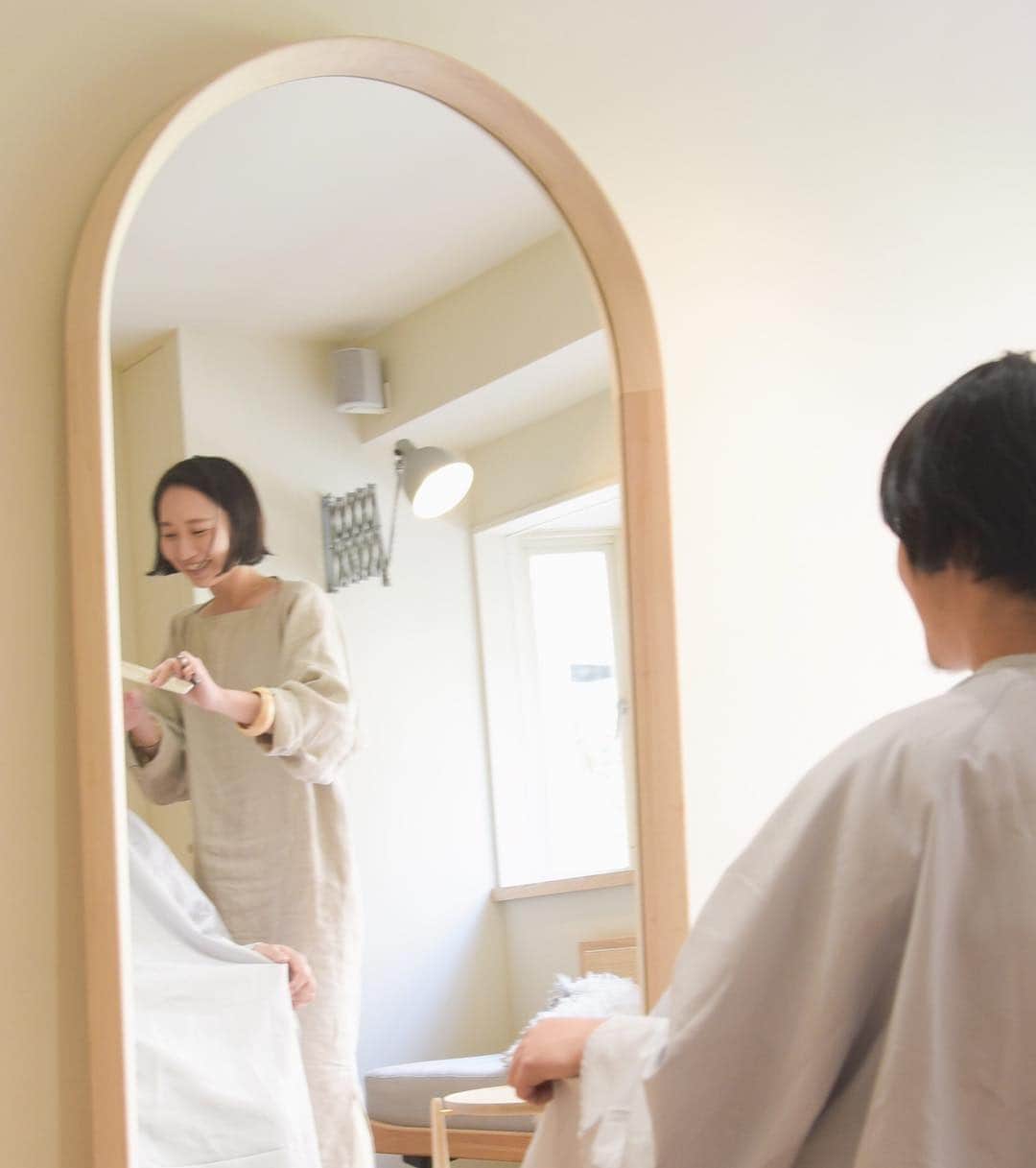 畑田萌のインスタグラム：「お客さんを映す鏡は その人の全体の雰囲気や服装を見れるように、 全身がしっかり映るものにしたくて、 @shintaro_murao にお願いしました。  むらおの人柄がそのまま出ているような 無垢でやさしい、綺麗なくるみの木の鏡を届けてくれた時はじーん。。。としたなぁ。  そしてkultaを一緒に作ってくれた、 ここで1番切りたかった人の髪を 急遽切りながら撮影してくれました。  ほんとにほんとにありがとう🐿」