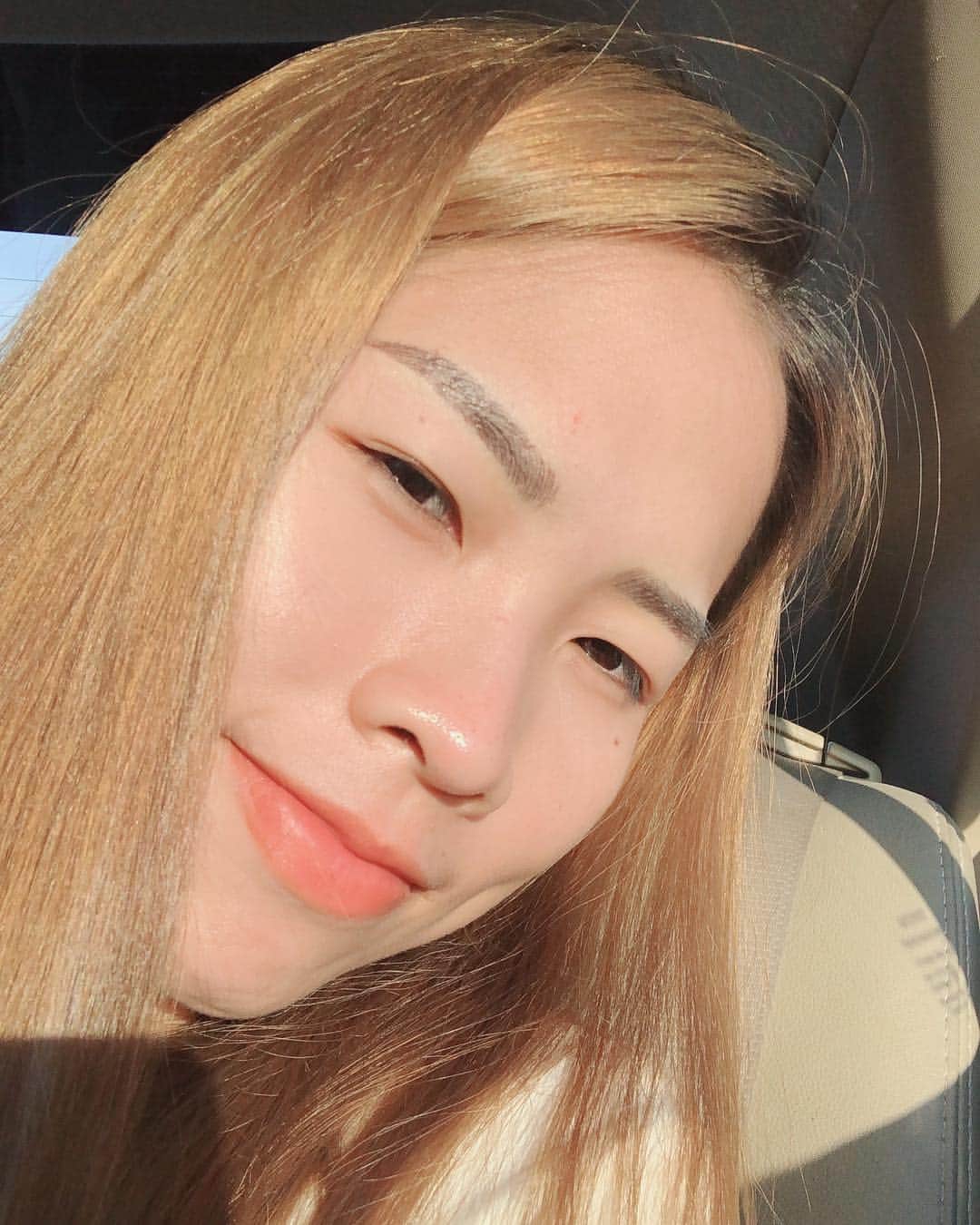ラチャノック・インタノンのインスタグラム：「ทุกคนจะมีค่าในตัวเอง แต่จะมีแค่ไม่กี่คนที่มองเห็นค่าของเรา. 🙂」