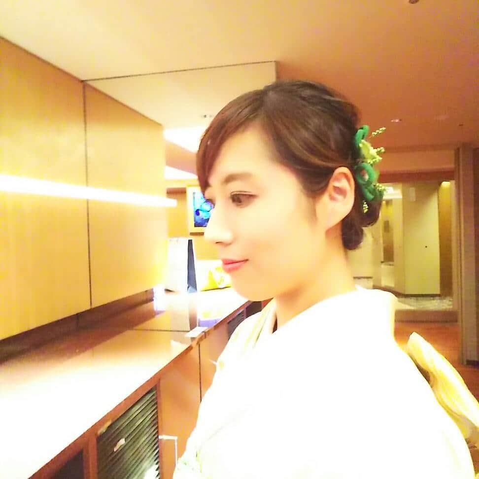 宮崎文子のインスタグラム：「平成最後の土曜日は国際結婚の司会を務めました。。 それぞれの国の文化の結びをテーマにした結婚式。  おふたりのご希望もあり着物でのつとめでした。式に対して控えめな考えかただったので、介添人よろしくサポートしました。  挙式の流れに、披露宴のコンテンツ、ドレス選びにムービー作成…。今回は頼まれたこともおおくて半年に渡ってのお手伝いでしたが、エンドロールに映った二人が楽しそうで涙がでました。 「やって良かった」その一言でまた頑張れます。 幸せを祈って…✨ #結婚式 #ホテルウェディング #ヒルトン東京 #平成最後 #介添人  #メイドオブオナー #司会 #お手伝い  #プレ花嫁応援 #2019春婚 #wedding #hotelwedding #internationalmarriage #Hiltontokyo」
