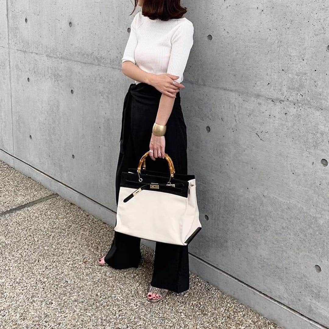 ur'sさんのインスタグラム写真 - (ur'sInstagram)「. . 【 style share 】 オフショルダーリブトップス 品番：BPXU0195 ¥3,190+tax . ラップワイドパンツ 品番：BTXU0495 ¥3,990+tax . @m___yo__ 様、素敵なコーディネートをありがとうございます！ ワイドシルエットのデザインパンツとすっきりとしたリブトップスの組み合わせが、 コーディネート全体のバランスを美しく見せてくれます✨ . . STYLE SHARE 募集中！ ハッシュタグは『#urs_styling』 素敵な着こなしは、紹介されて頂くことがあります。 . #urs_official #ユアーズ #レディース #fashion #コーディネート #ワイドパンツ #リブトップス #オフショルダー . . #repost @m___yo__ ・・・ ・ 上下 @urs_official できれいめコーデ𓆸 ・ 一時期ワイドパンツにハマってたけど、、 久しぶりに履くとハイウエストなワイドパンツの脚長効果に感激✧ ・ ・ tops#urs_official#オフショルダーリブトップス pants#urs_official#ラップワイドパンツ ・ ・ #ユアーズ#ワイドパンツ#ママコーデ#ママファッション#プチプラ#プチプラコーデ#お洒落さんと繋がりたい#きれいめカジュアル#きれいめコーデ#シンプルコーデ#大人カジュアル#outfit#coordinate#ootd#mineby3mootd#lucrajp#arine_ootd #urs_styling」4月29日 21時36分 - urs_official