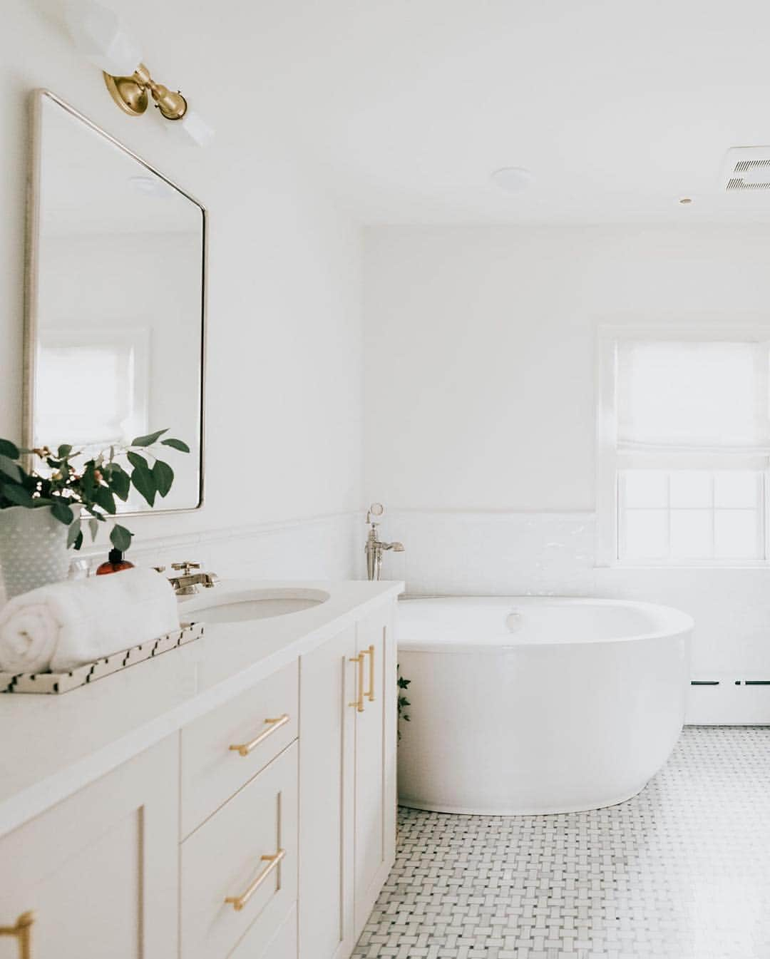 Anna Jane Wisniewskiさんのインスタグラム写真 - (Anna Jane WisniewskiInstagram)「Swipe for the before—it’s a good one. Also check out my blog today for all the photos and sources (and learned wisdom...?) of our master bathroom renovation! http://liketk.it/2BtJH #liketkit @liketoknow.it #LTKhome #beforeandafter #homereno #theeverygirlathome #bathroomremodel #housebeautiful #sodomino #thisoldhouse #thisoldtudor // design: @kiradaviddesign 📸 @ironandhoney」4月29日 21時37分 - seeannajane