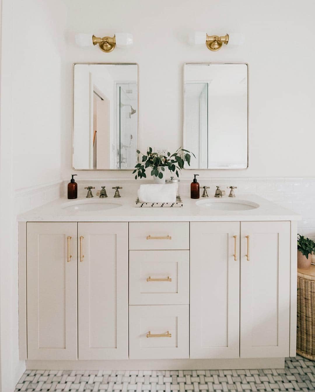 Anna Jane Wisniewskiのインスタグラム：「Swipe for the before—it’s a good one. Also check out my blog today for all the photos and sources (and learned wisdom...?) of our master bathroom renovation! http://liketk.it/2BtJH #liketkit @liketoknow.it #LTKhome #beforeandafter #homereno #theeverygirlathome #bathroomremodel #housebeautiful #sodomino #thisoldhouse #thisoldtudor // design: @kiradaviddesign 📸 @ironandhoney」