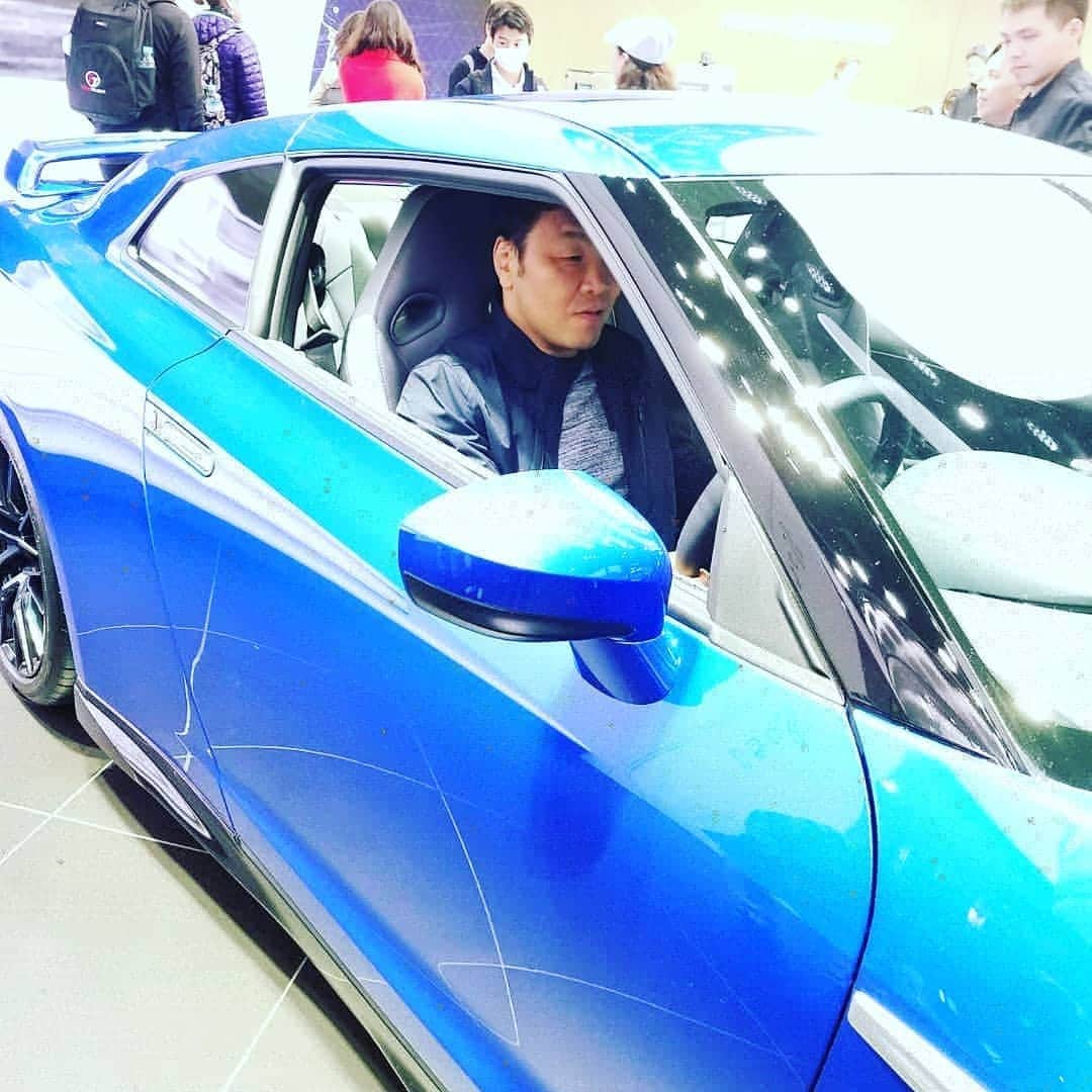 金原弘光のインスタグラム：「銀ぶらして日産ショールームに行ったらGT-Rが展示してたので思わず座っちゃったよ🎵 いいなぁ～⤴欲しいなぁ～⤴ #gtr  #r35」