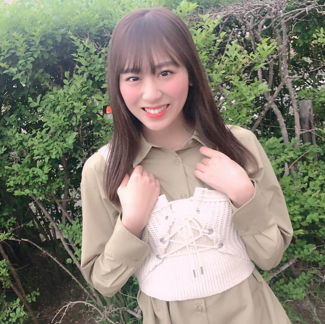 坂口理子さんのインスタグラム写真 - (坂口理子Instagram)「GW握手会初日(^ ^)🤝✨ 明日4/30,5/3.5.6と握手会WEEKです🥰 この機会にたくさん逢いに来てください☺︎ 今日は大好きなビスチェ着てました タグ付けしておきます☺︎ 明日の私服はどれにしよう...👗 #握手会 #幕張メッセ #じわるdays #りこぴのしふく #ootd #トップス #lilybrown」4月29日 21時50分 - ricopi__hkt48