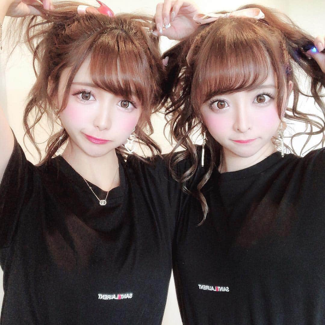 あやちゃんさんのインスタグラム写真 - (あやちゃんInstagram)「まおどーると双子🍒 ポニーテールにリボンつけておそろっちのTシャツ❤️❤️ Tシャツめっちゃ好き💫 これ着心地ほんとにいいのよww #tシャツコーデ #おそろtシャツ #tシャツ #tシャツコーデ #ポニーテール女子 #ポニーテール #ポニテ #ポニーテールアレンジ  #サンローラン #ysl  #シミラールック #シミラールックディズニー #シミラールックコーデ #双子コーデ #双子ディズニー #おそろコーデ #おそろいディズニー #セットアップ #おそろディズニー #韓国ファッション #韓国コーデ #ファッションコーデ #オルチャンファッション #リンクコーデ #カヌチャ #沖縄旅行」4月29日 21時42分 - aya.you.love.r