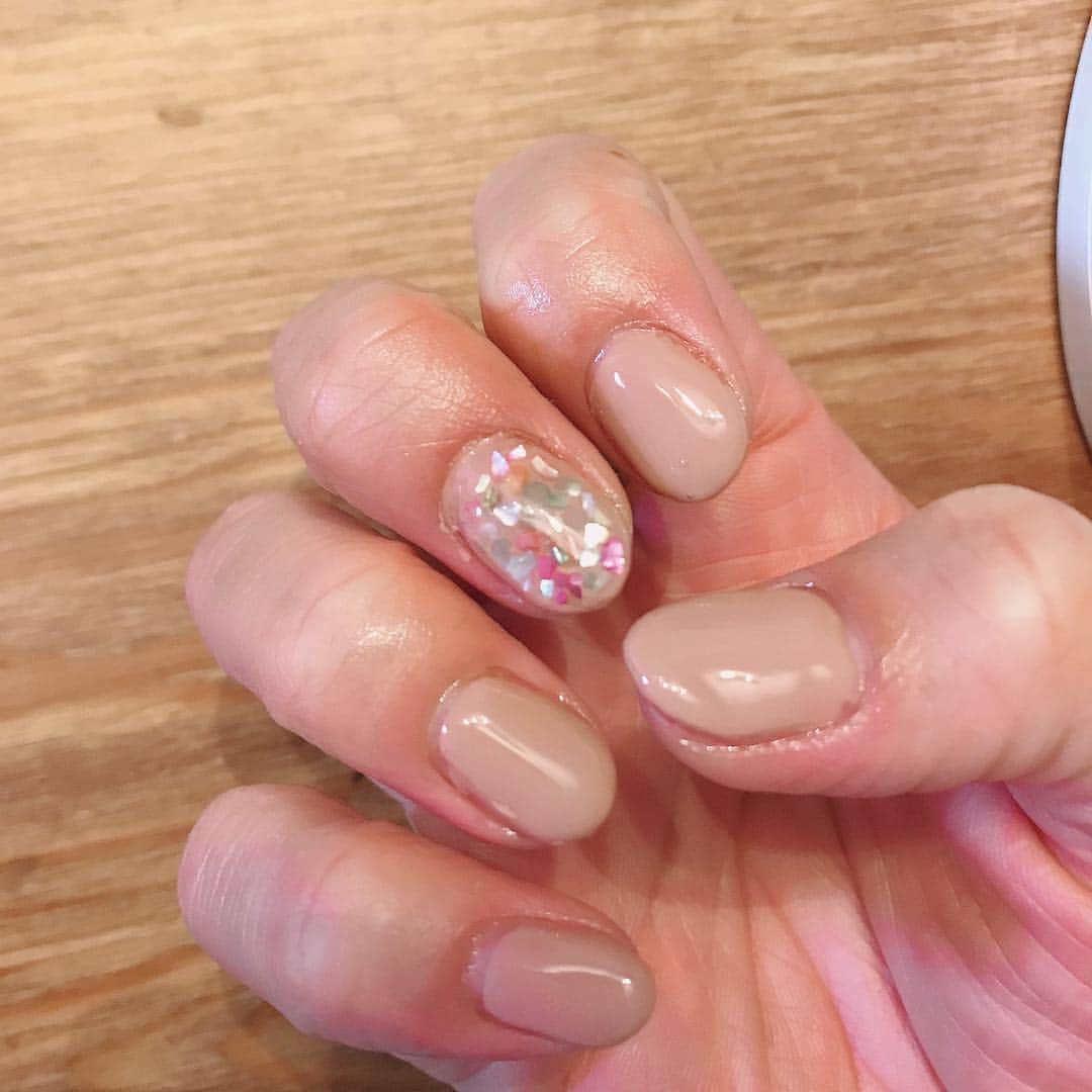 大友愛さんのインスタグラム写真 大友愛instagram ネイルチェンジ やっとやる気だした 寝不足は 記憶力と 気力がなくなると改めて感じてる 授乳期を 思い出す 秋本family セルフネイル ジェルネイル 4人のママ 育児奮闘中 シェルが好き 4月29日 21時44分