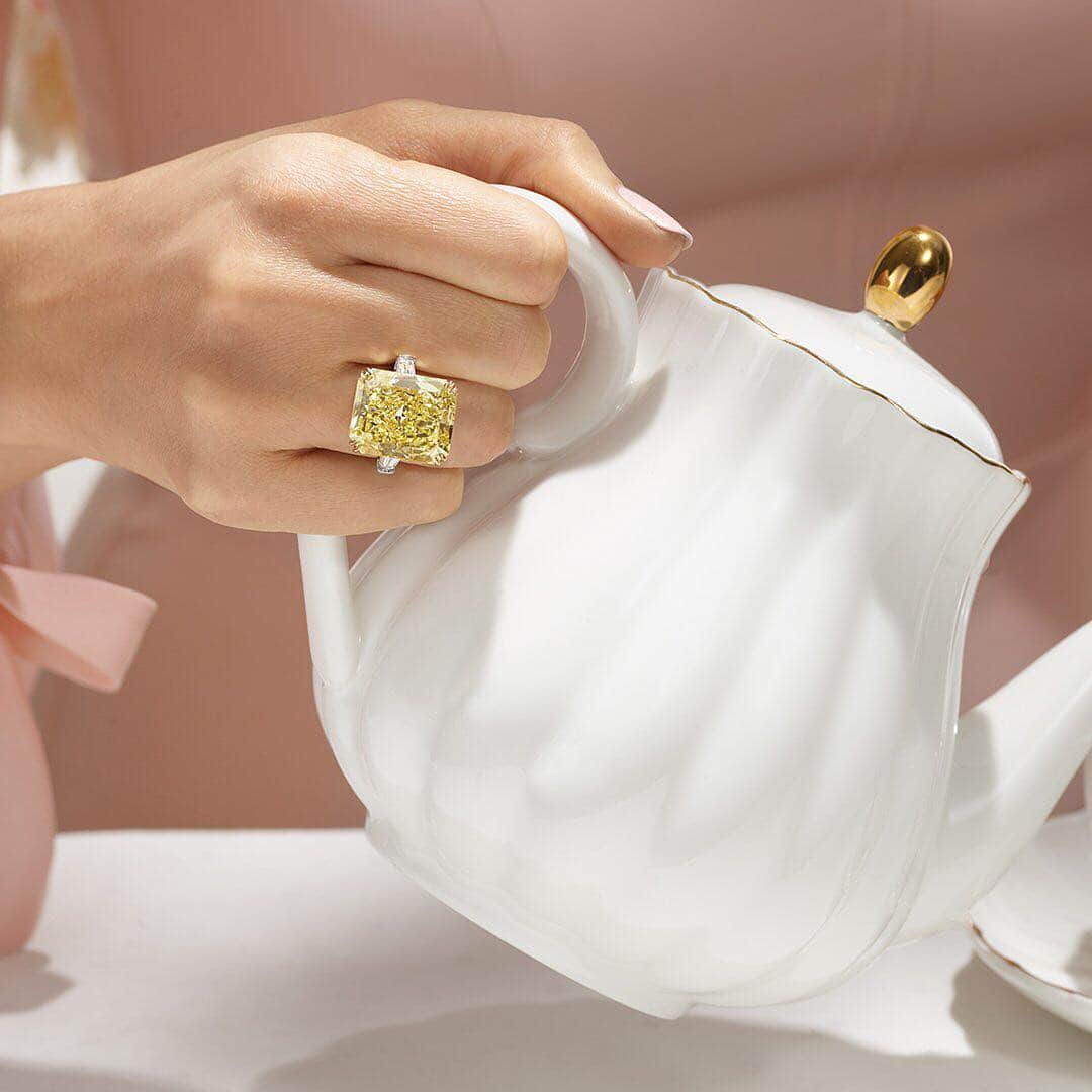 ハリー・ウィンストンさんのインスタグラム写真 - (ハリー・ウィンストンInstagram)「A sophisticated blend of magnificent timepieces and breathtaking #highjewelry rings from #HarryWinston. Discover tea party jewels by clicking the link in bio.」4月29日 21時46分 - harrywinston