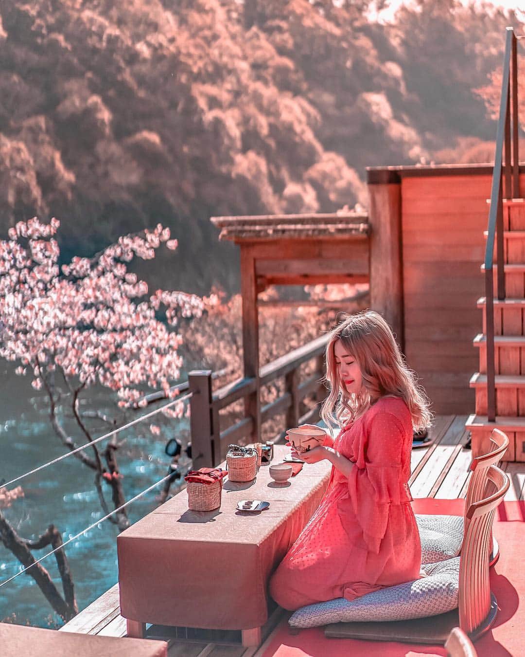 Stella Leeさんのインスタグラム写真 - (Stella LeeInstagram)「No one can top off my matcha experience thanks to the beautiful view of sakura tree, Oi River, and mountain scenery in Arashiyama. All of this is only possible when staying at Hoshinoya Kyoto . #hoshinoresorts #hoshinoyakyoto #hoshinoya #kyoto #arashiyama @hoshinoresorts.official」4月29日 21時46分 - stellalee92